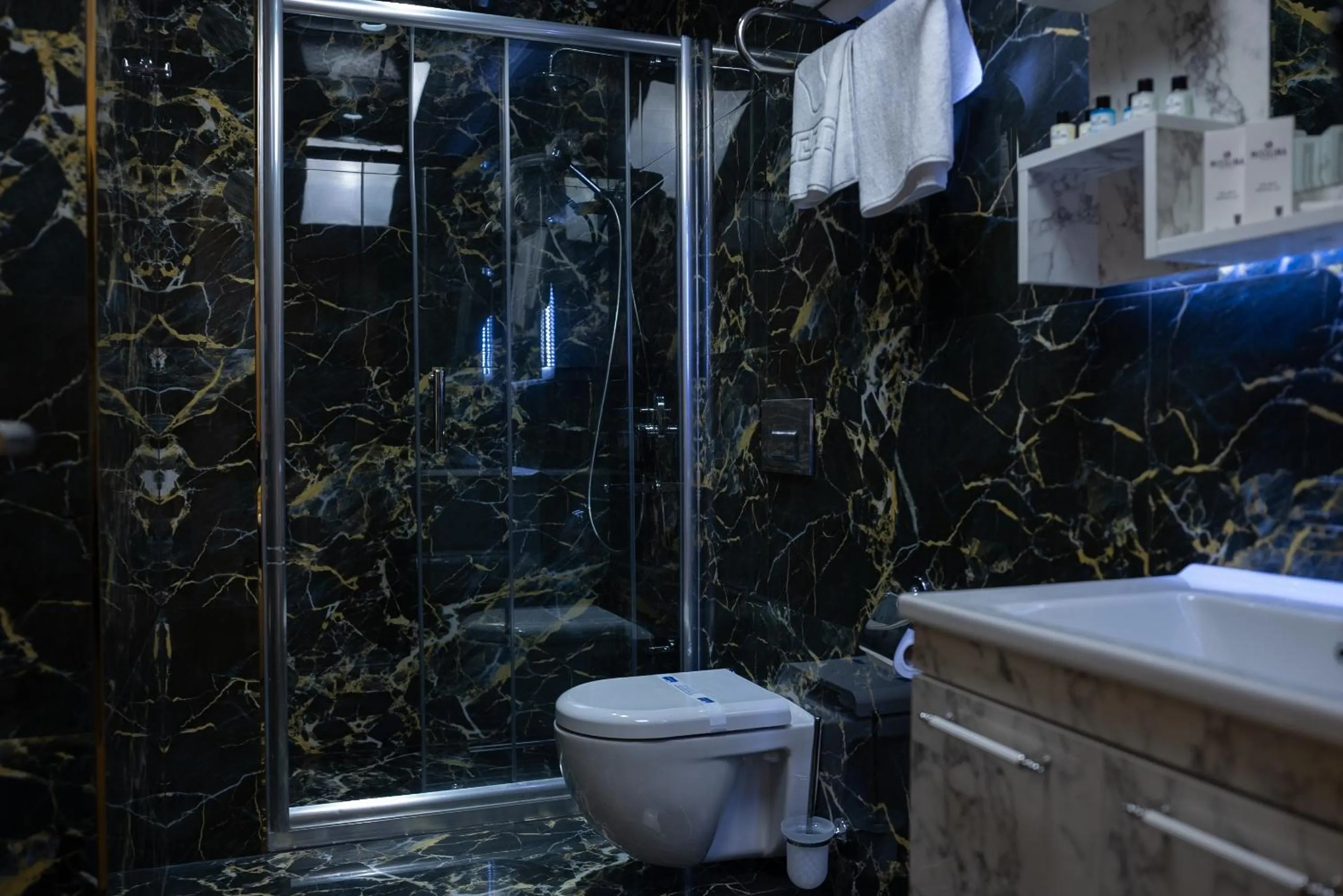 Shower in Golden River Hotel By Continent