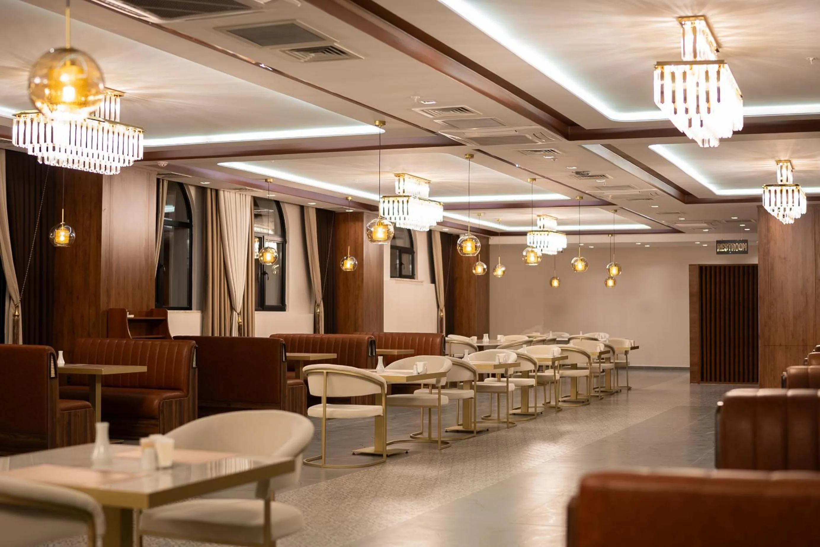 Restaurant/places to eat in Golden River Hotel By Continent