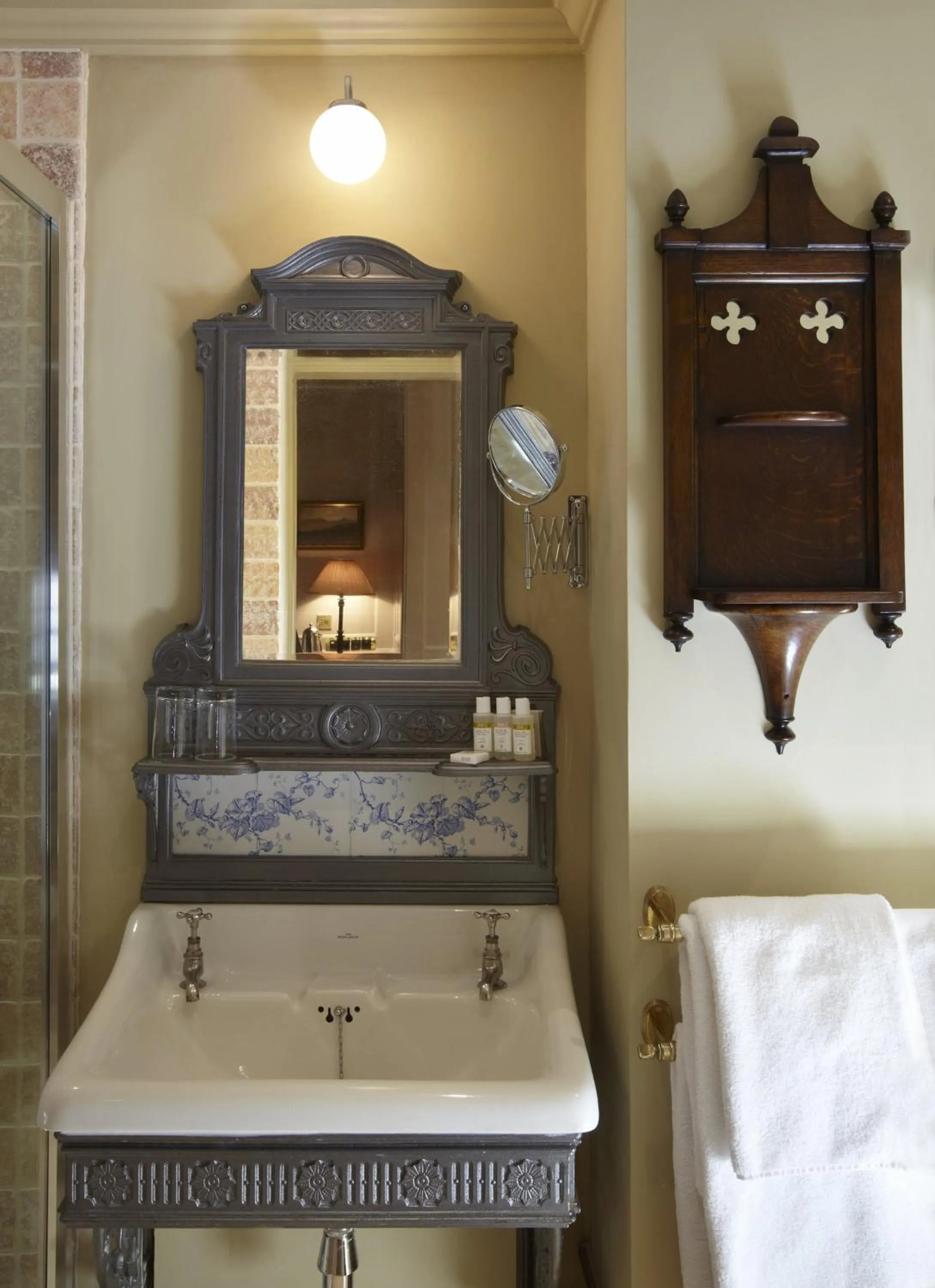 Bathroom, Bed in Hazlitt's