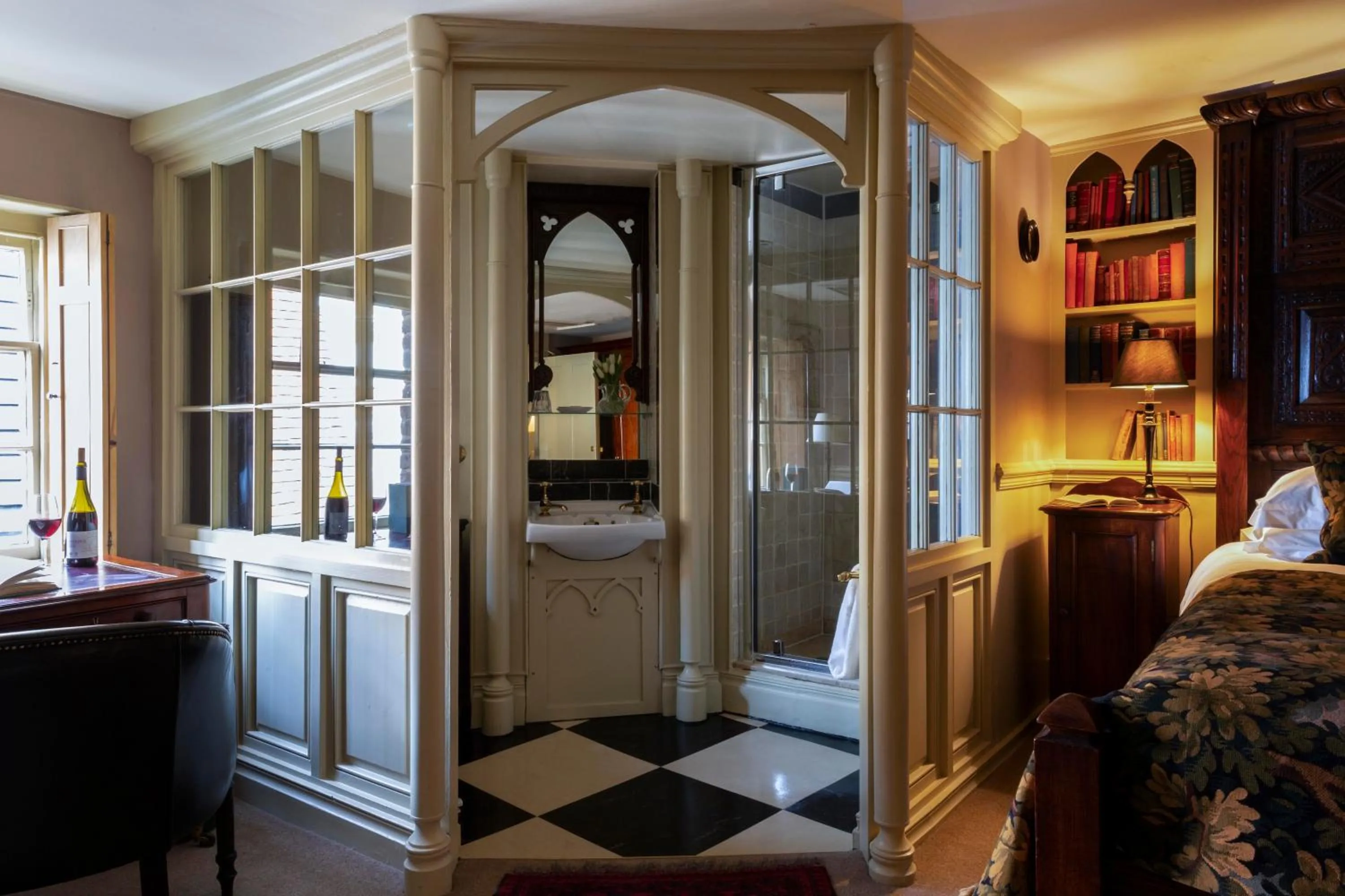 Shower, Bed in Hazlitt's