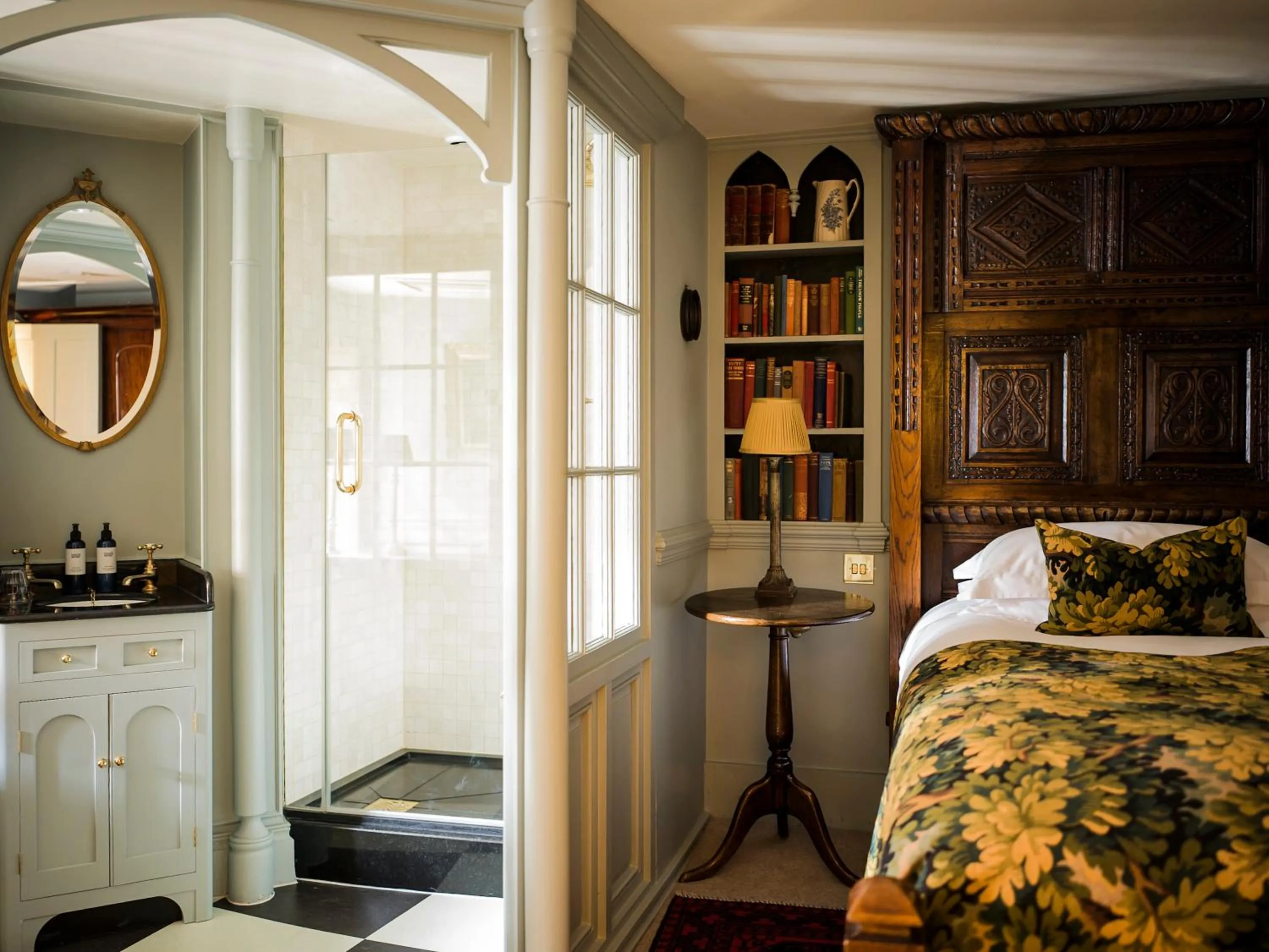 Shower, Bed in Hazlitt's