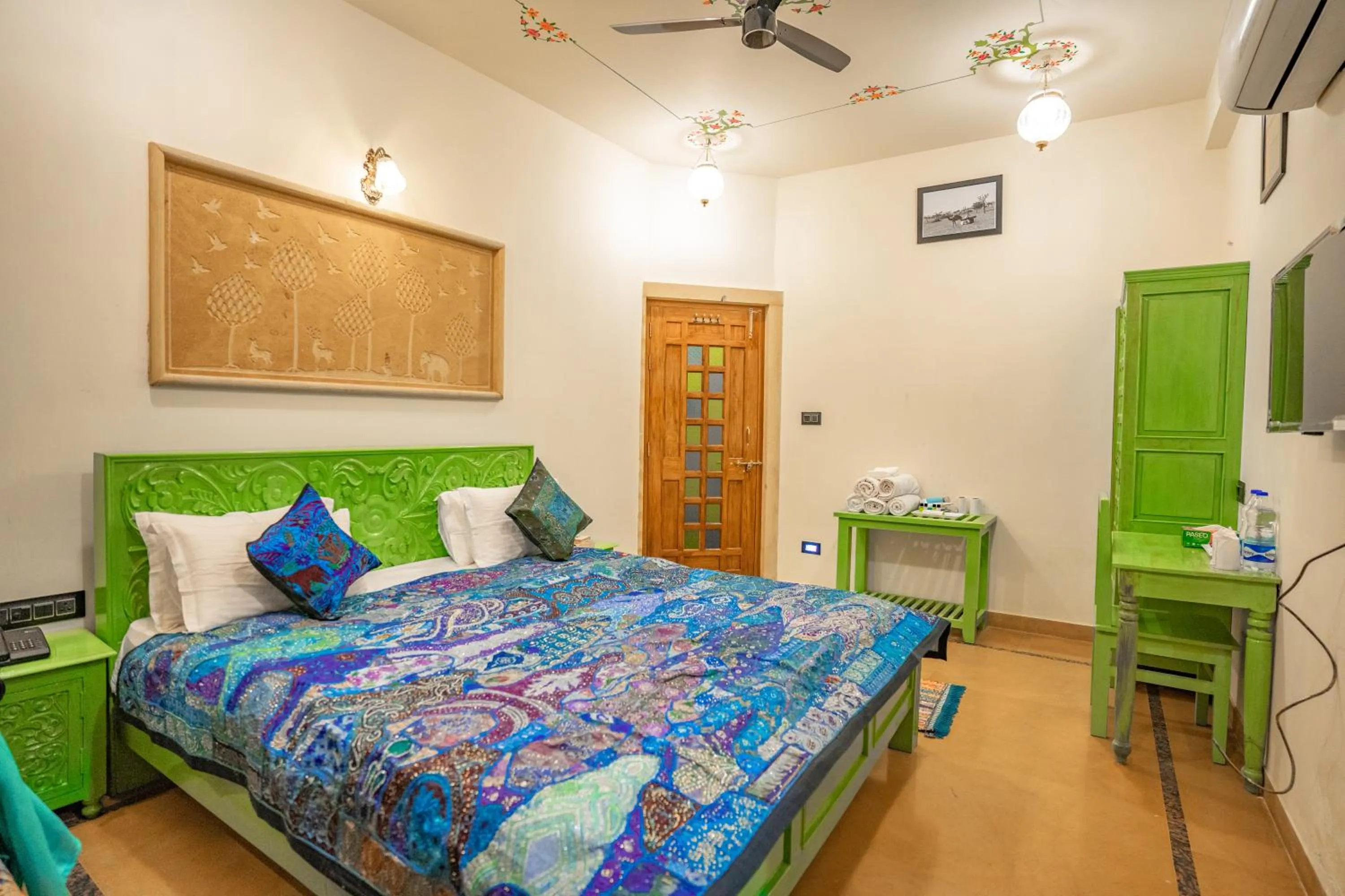 Bed in Tripli Hotels Prithvi Haveli