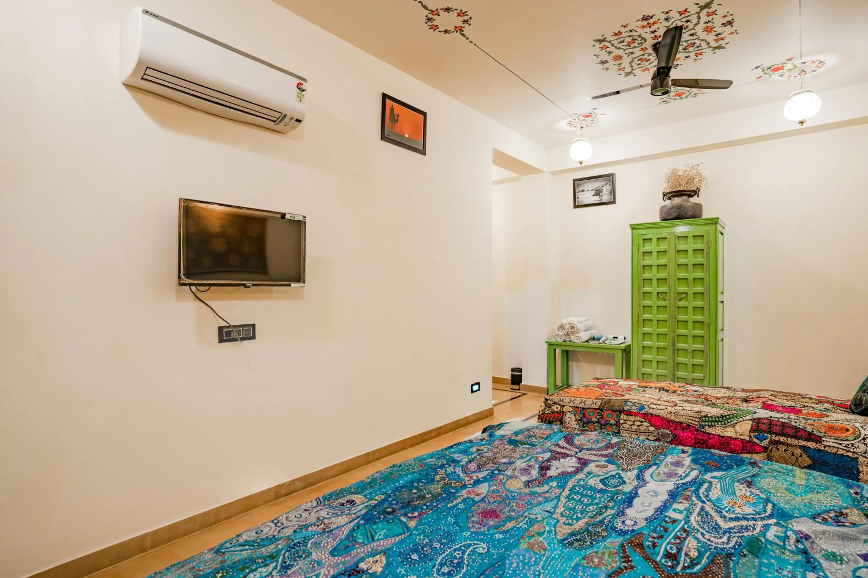 Bed in Tripli Hotels Prithvi Haveli