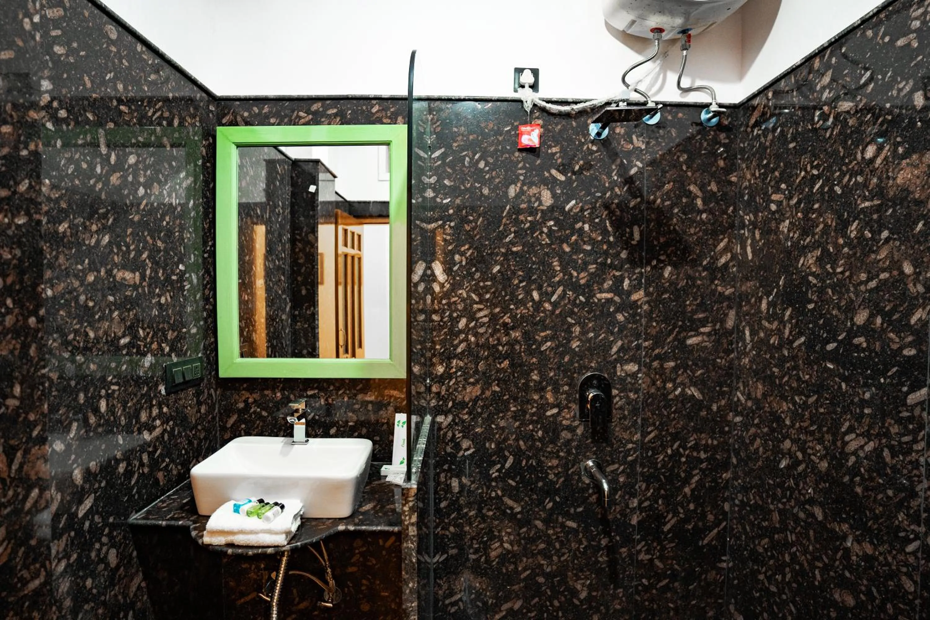 Shower in Tripli Hotels Prithvi Haveli