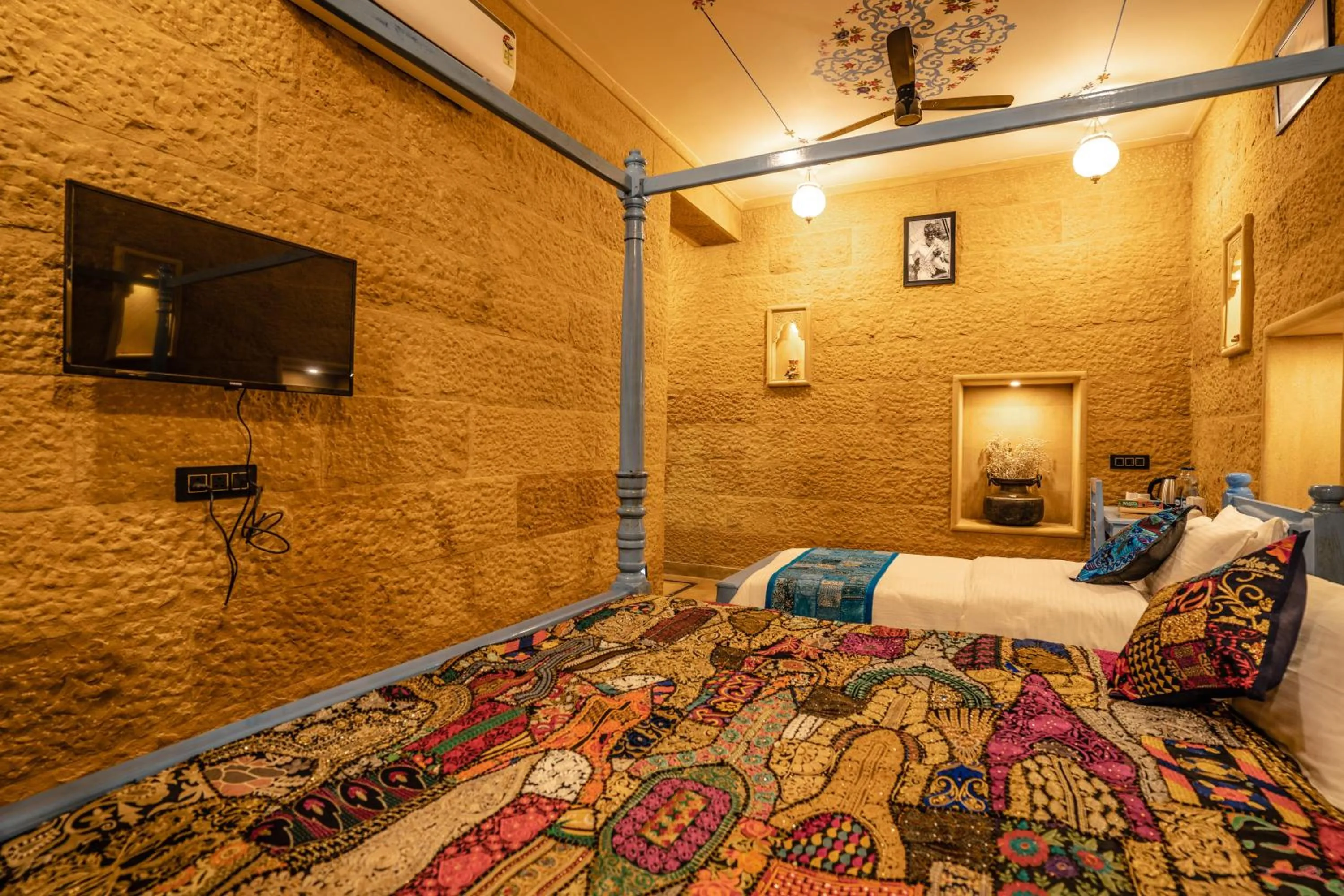 Bed in Tripli Hotels Prithvi Haveli