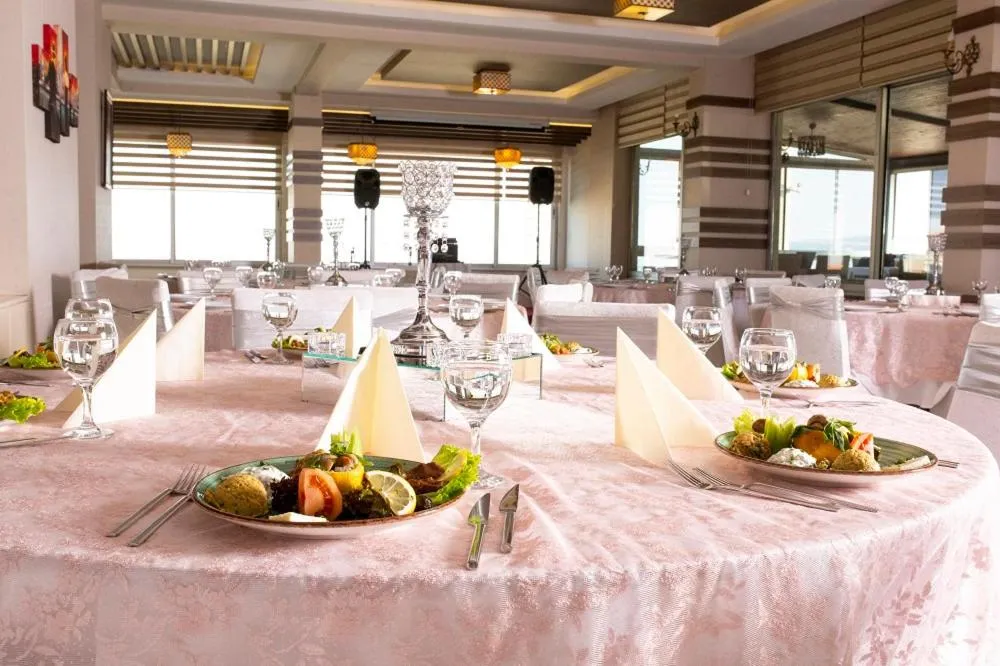 Restaurant/places to eat in Lavin Hotel & Spa