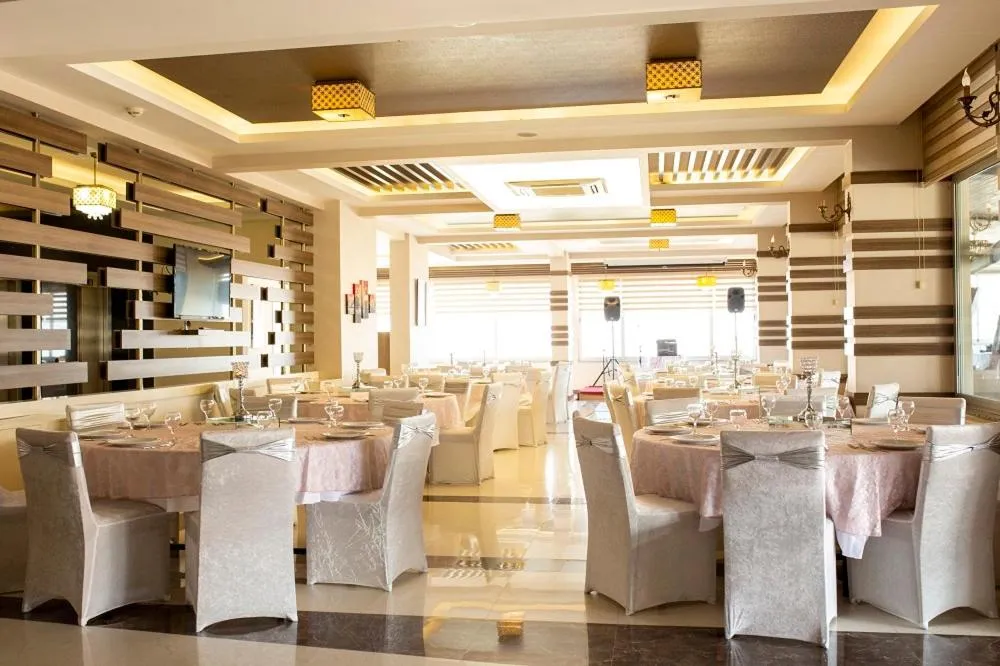 Restaurant/places to eat in Lavin Hotel & Spa
