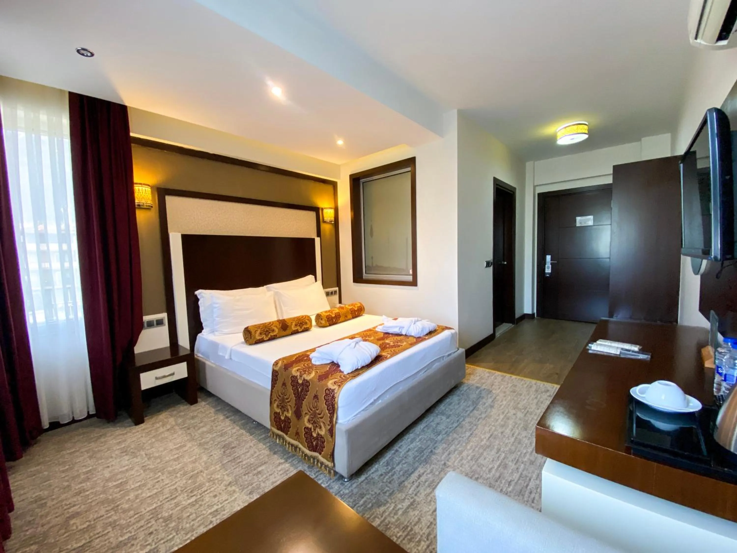 Communal lounge/ TV room, Bed in Lavin Hotel & Spa