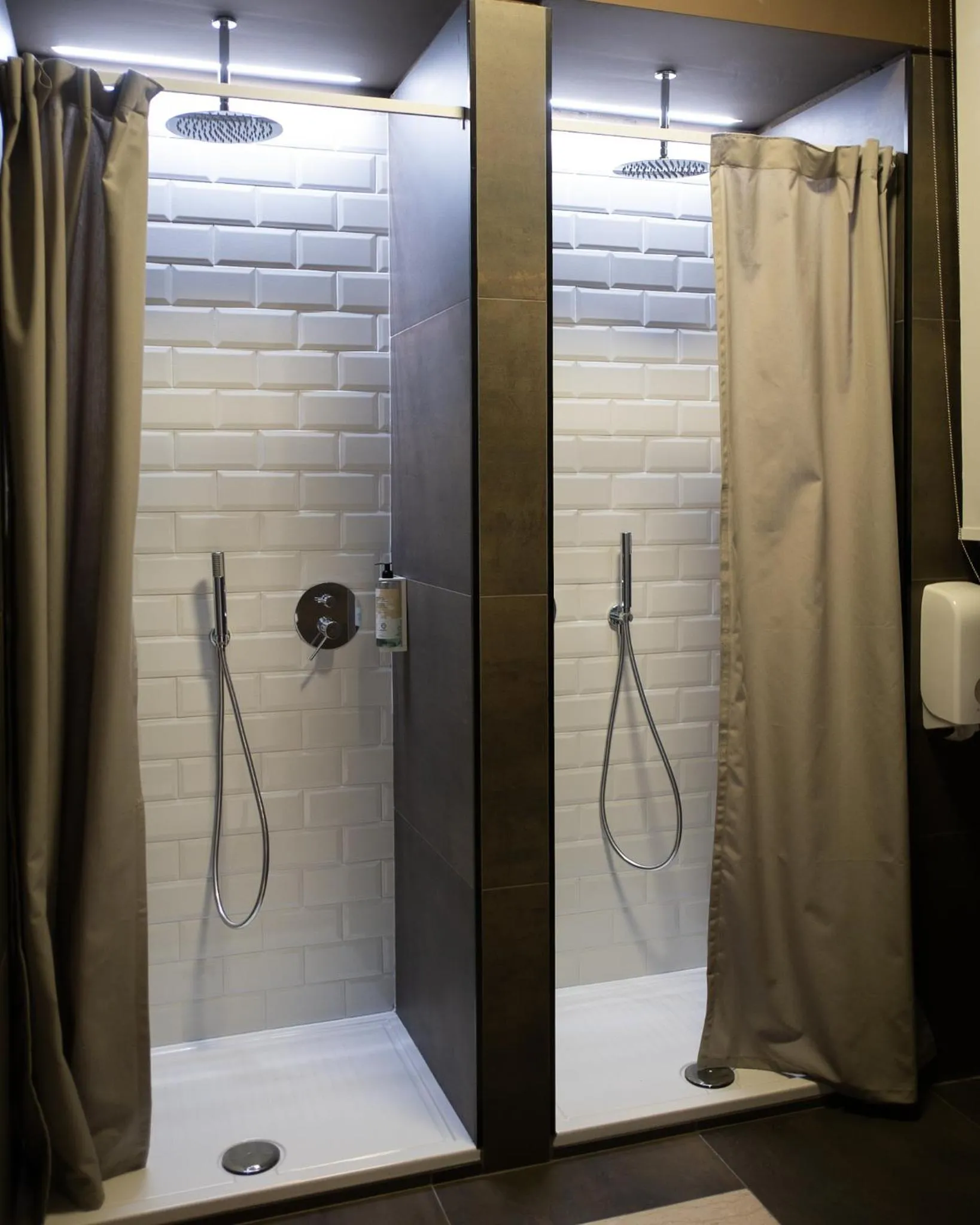 Shower in Hostelò - Luxury Hostel