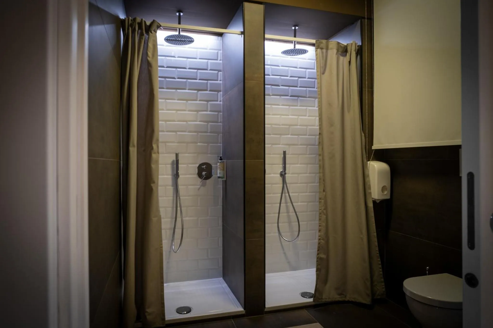 Shower in Hostelò - Luxury Hostel