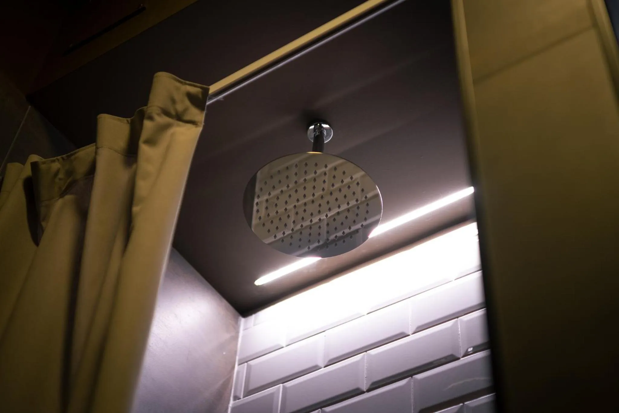 Shower in Hostelò - Luxury Hostel