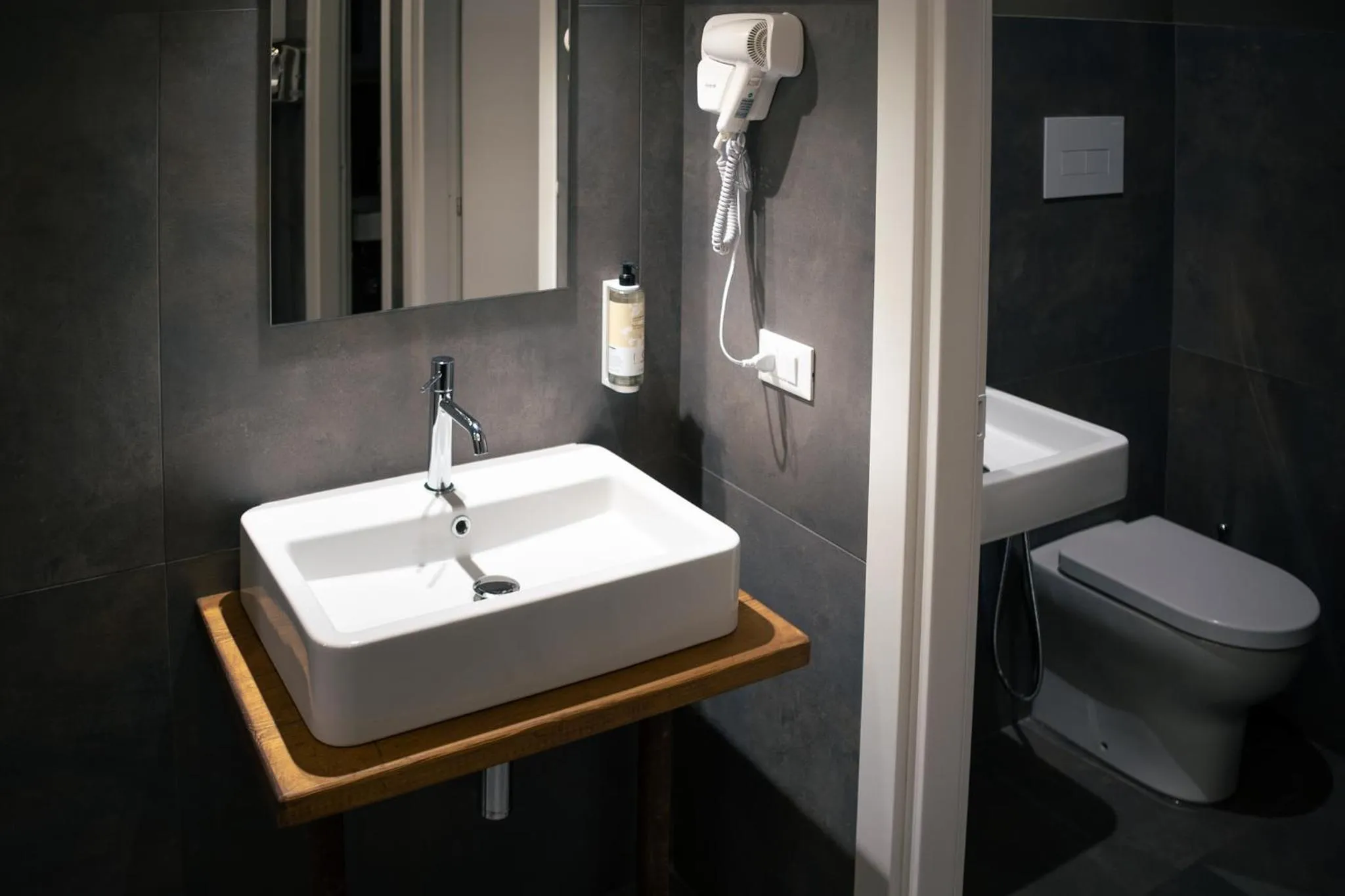 Toilet in Hostelò - Luxury Hostel