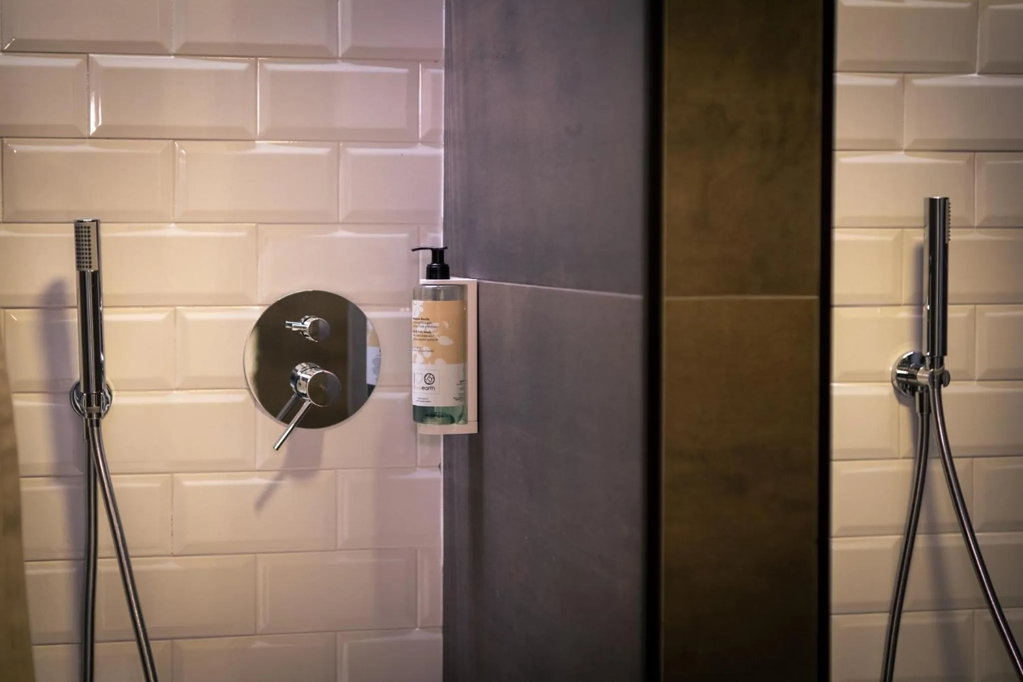 Shower in Hostelò - Luxury Hostel