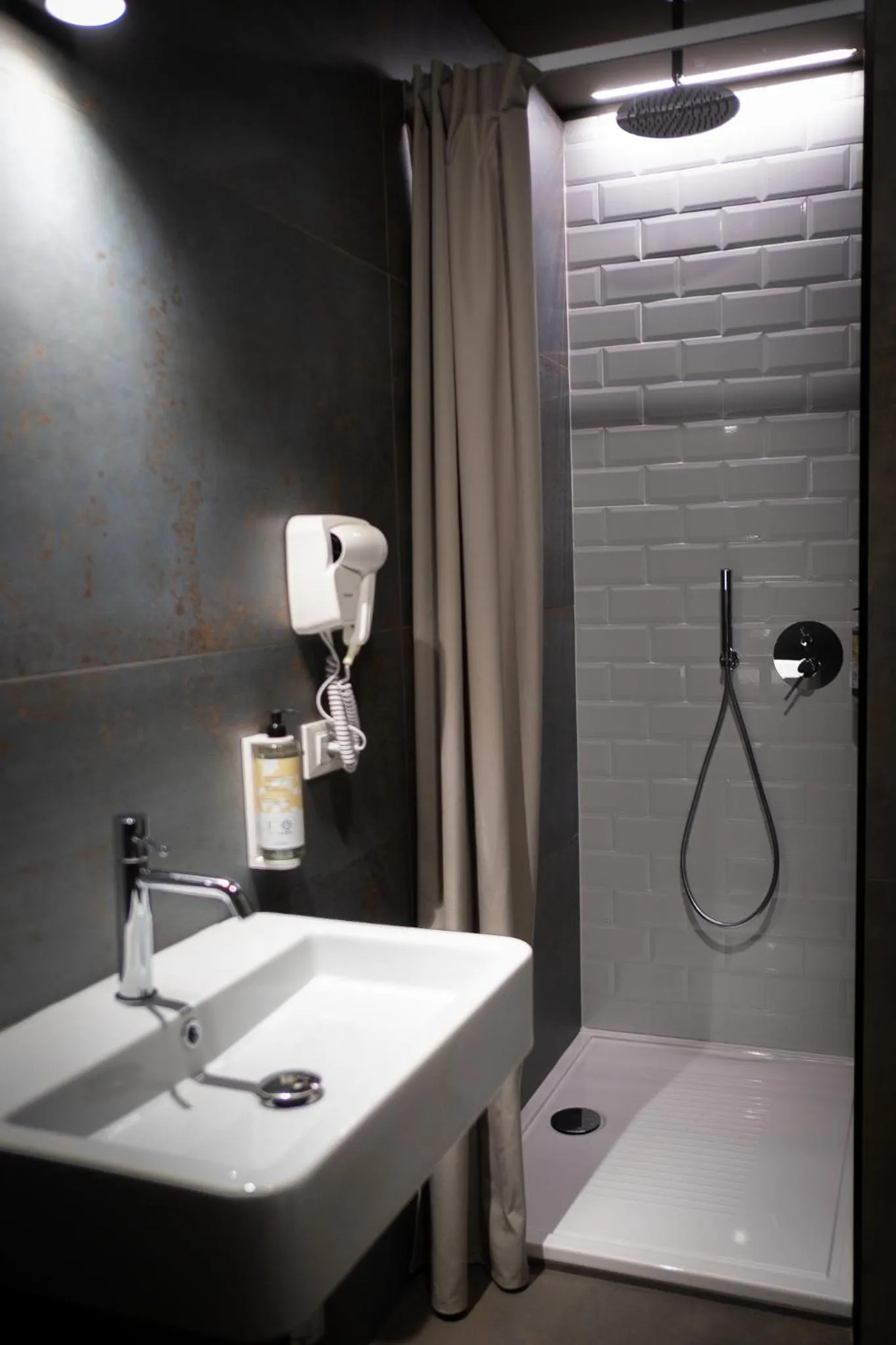 Shower in Hostelò - Luxury Hostel