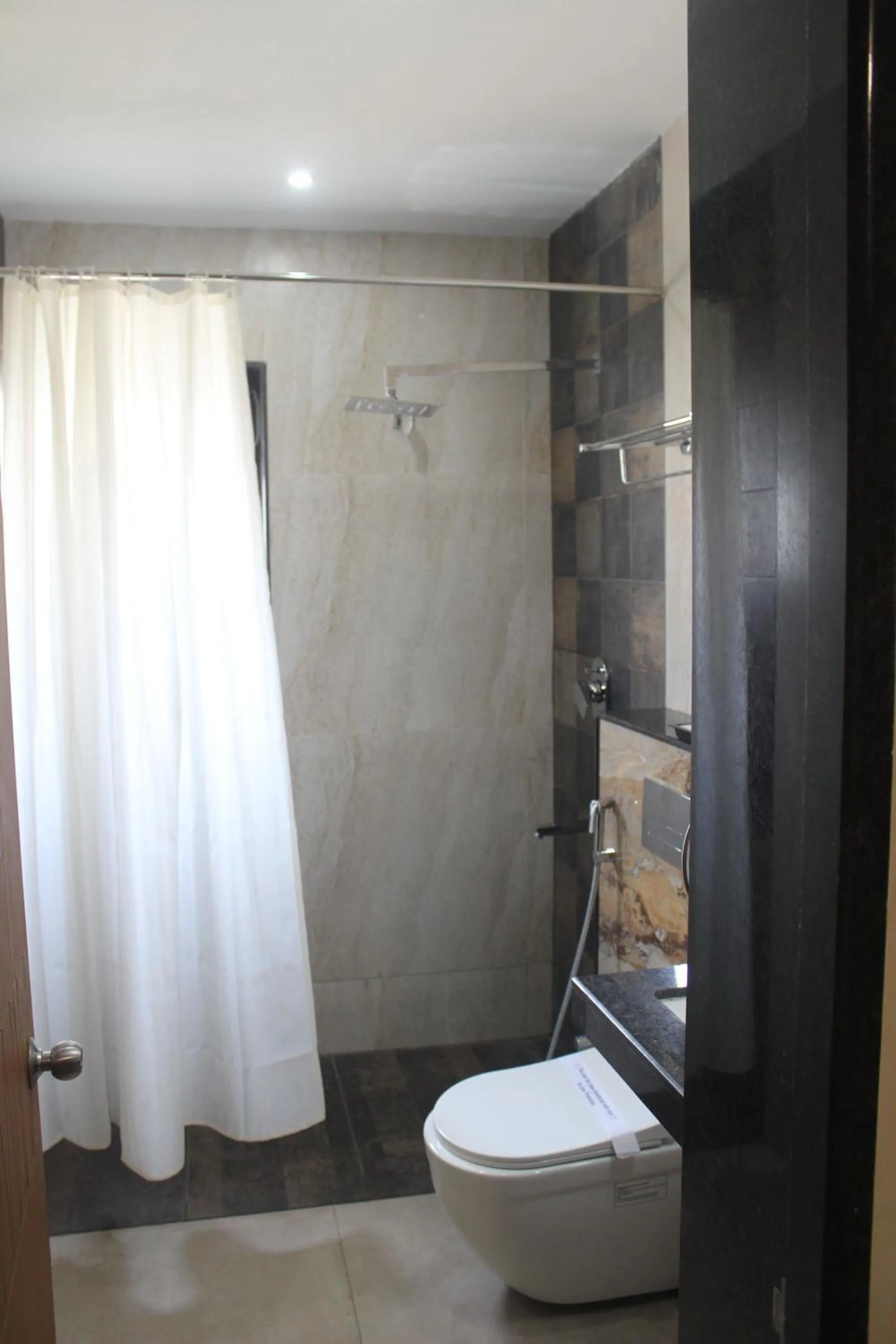 Bathroom in Hotel Saratharajans