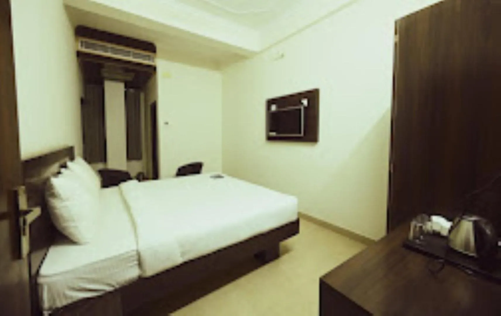 Bed in HOTEL FOUR SEASON , Varanasi