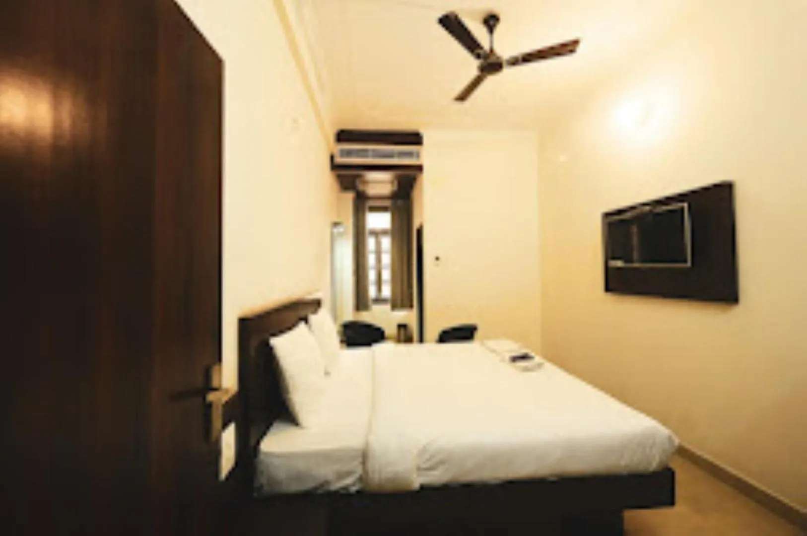 Bed in HOTEL FOUR SEASON , Varanasi