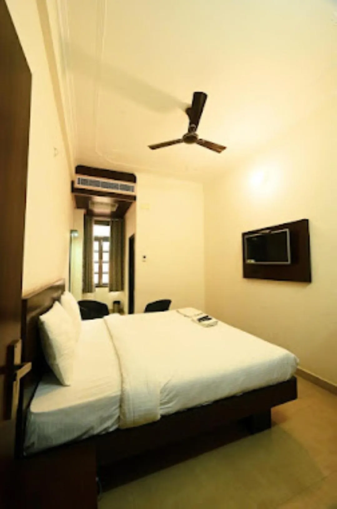 Bed in HOTEL FOUR SEASON , Varanasi