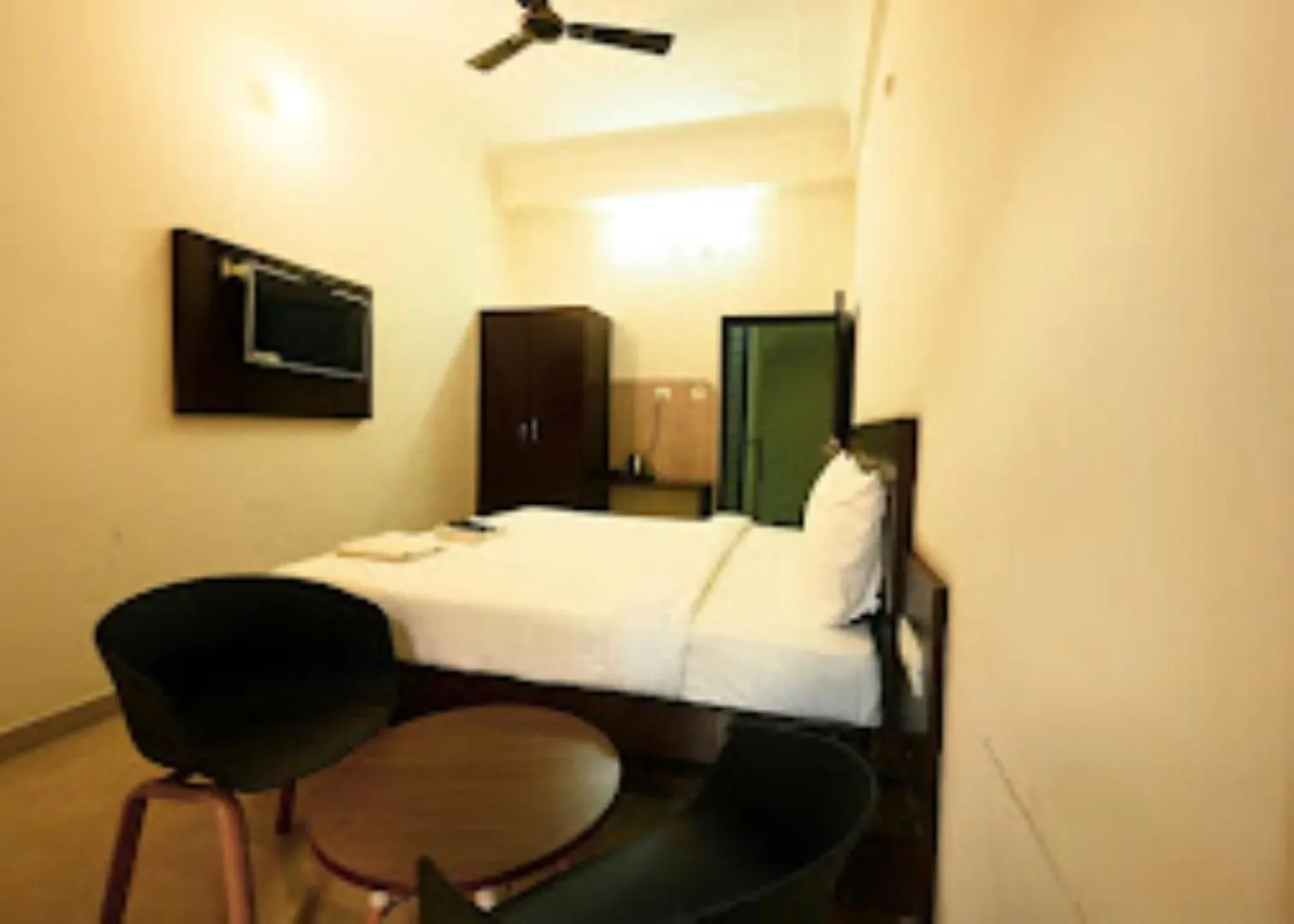 Bed, TV/Entertainment Center in HOTEL FOUR SEASON , Varanasi
