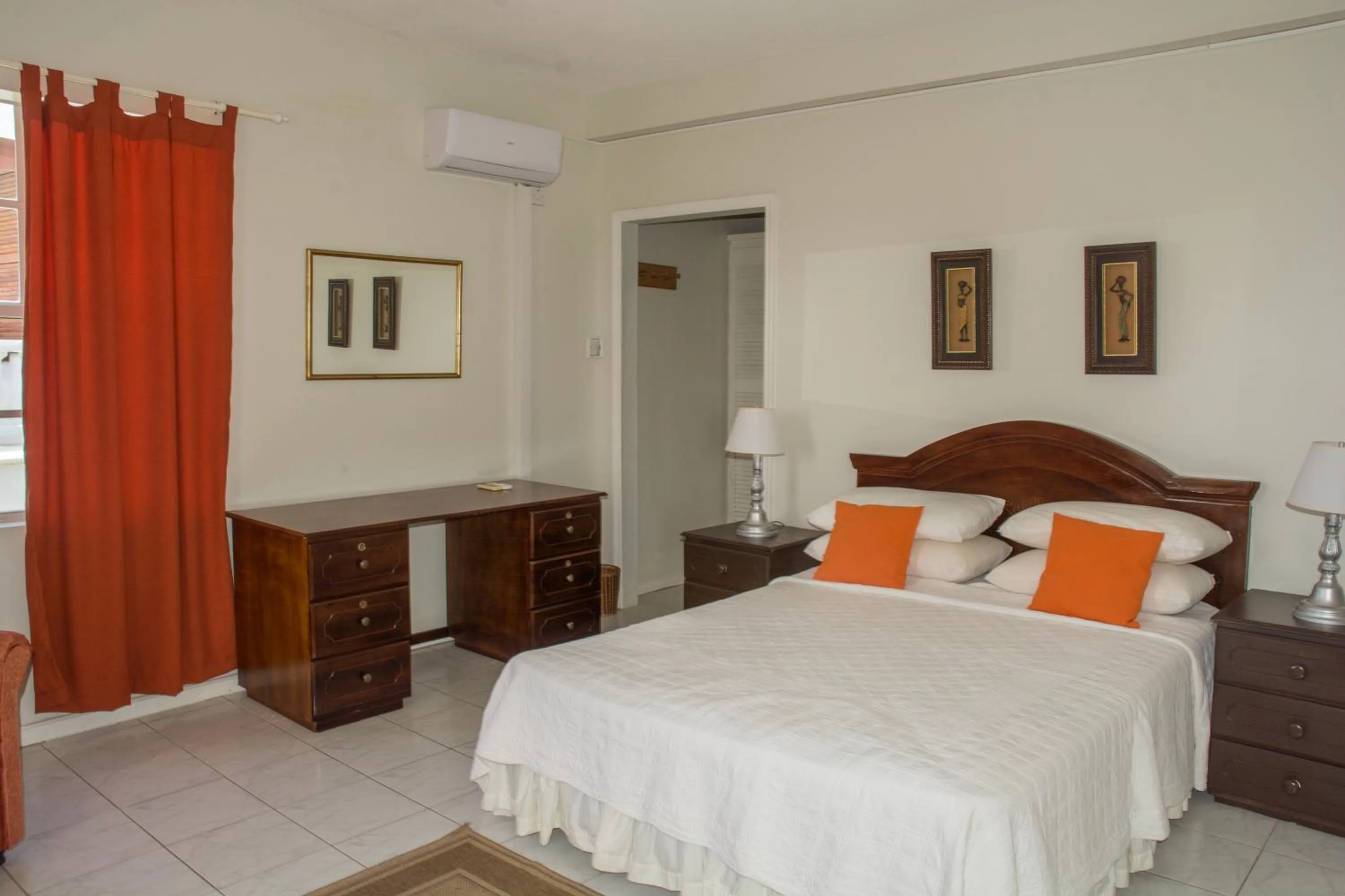 Shower, Bed in Castles In Paradise Villa Resort