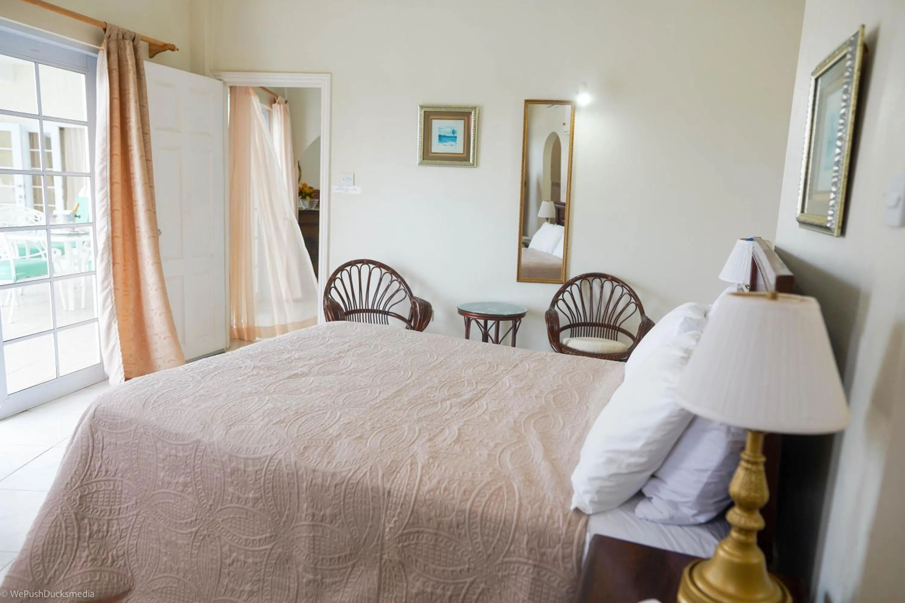 Toilet, Bed in Castles In Paradise Villa Resort