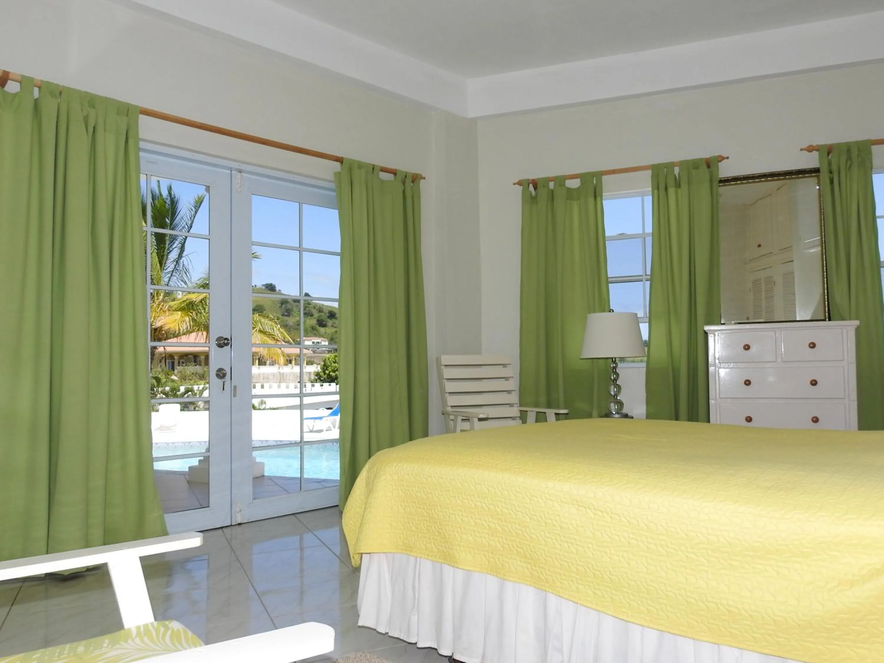 Shower, Bed in Castles In Paradise Villa Resort