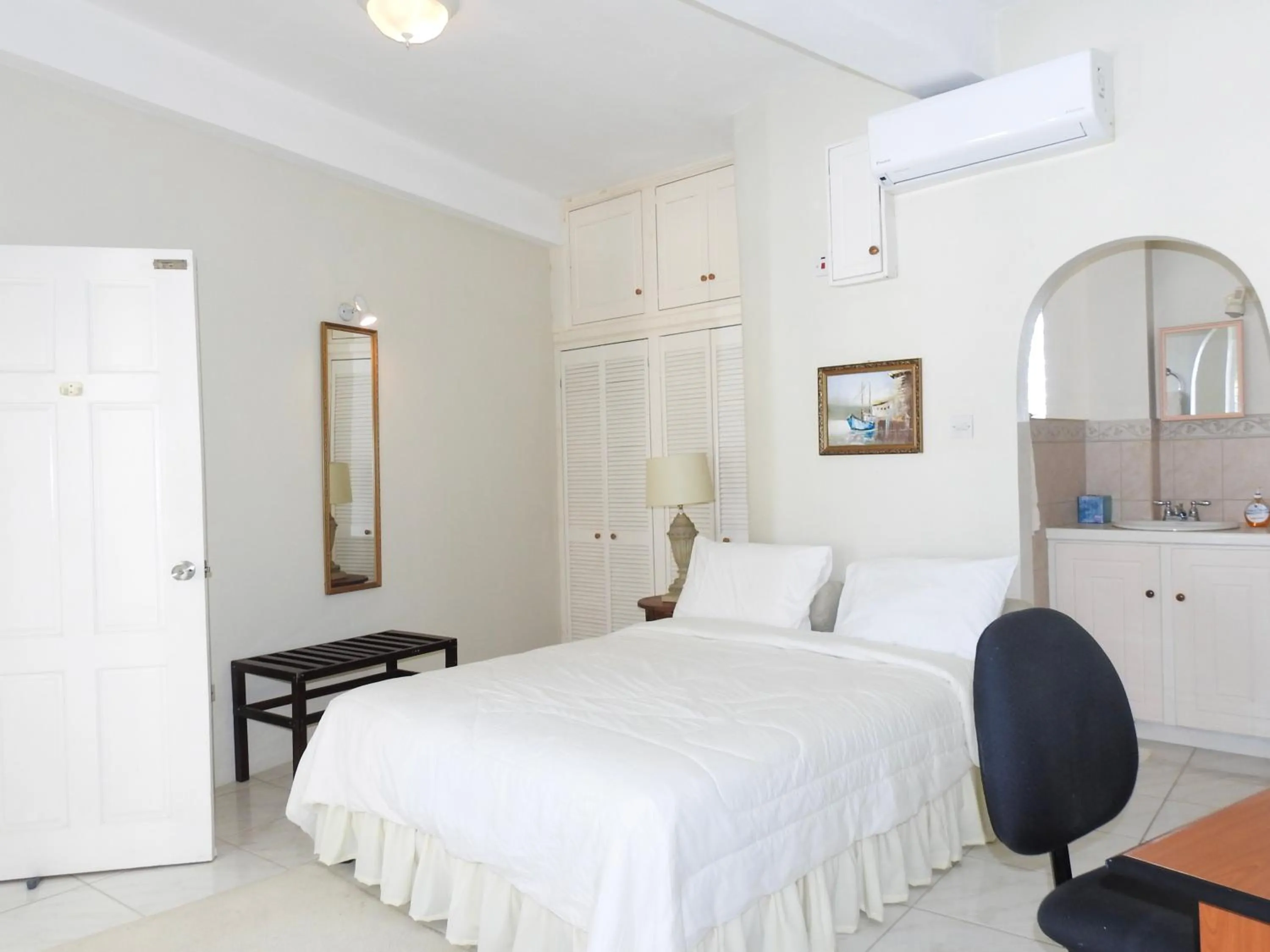 Shower, Bed in Castles In Paradise Villa Resort