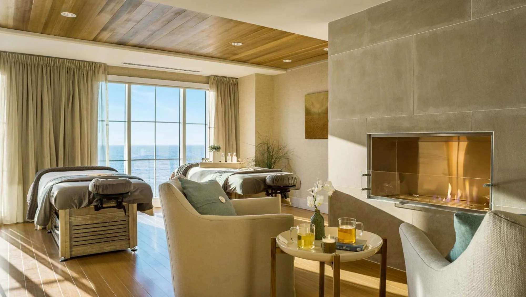 Property building, Bed in Cliff House Maine