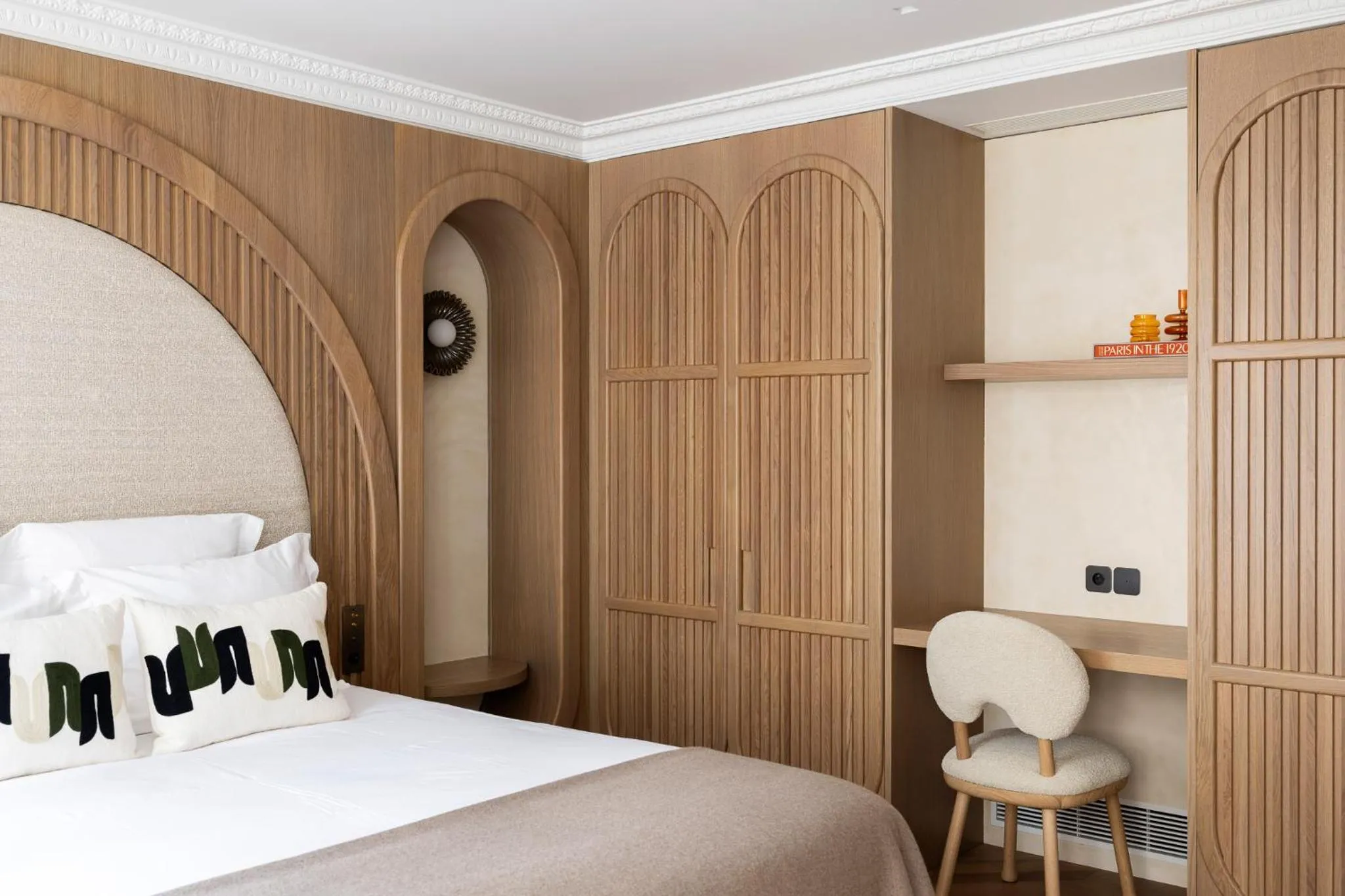 Bed in HIGHSTAY - Luxury Serviced Apartments - Centre Pompidou