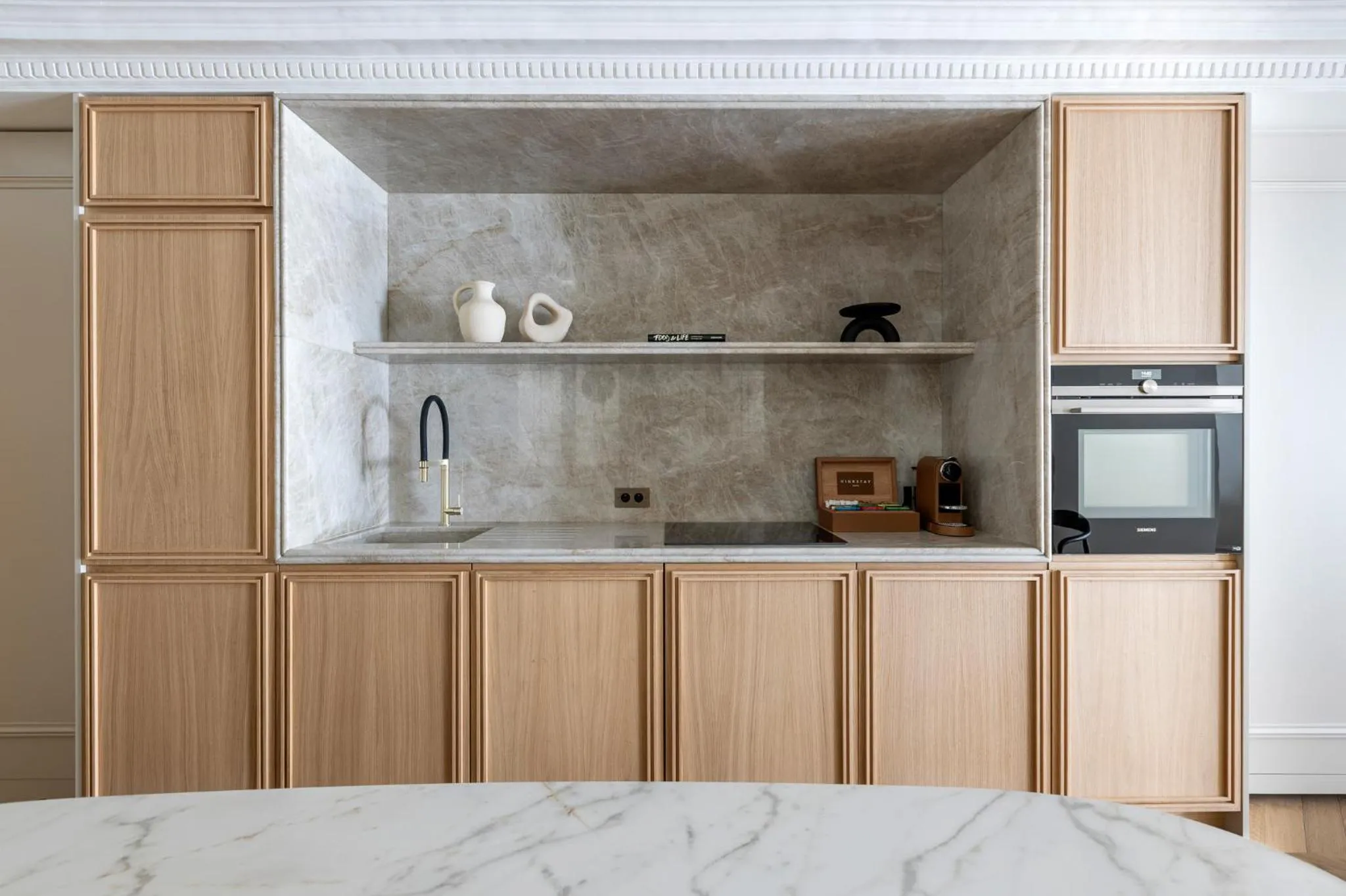 Coffee/tea facilities, Bed in HIGHSTAY - Luxury Serviced Apartments - Centre Pompidou