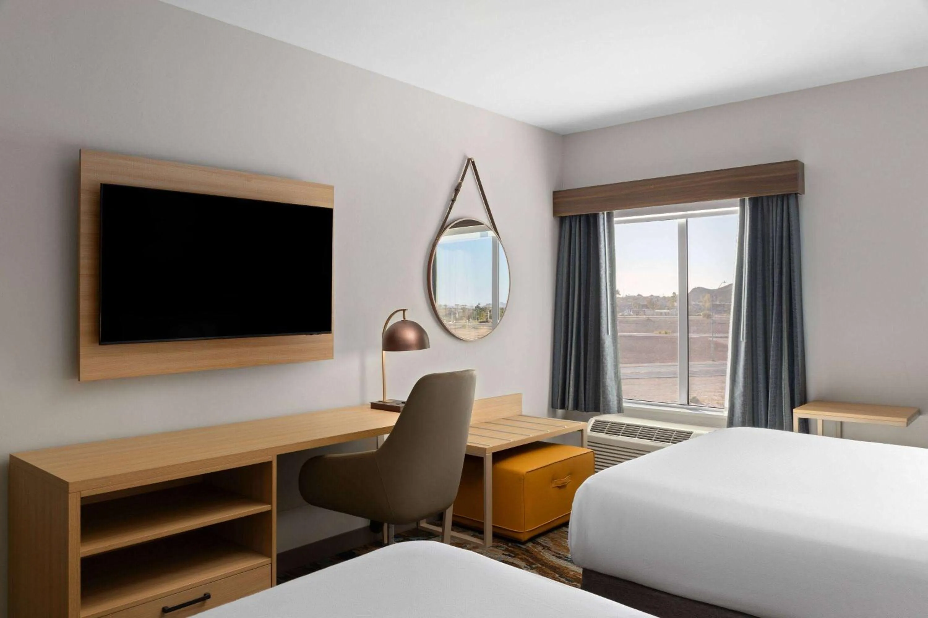 Photo of the whole room, Bed in La Quinta Inn & Suites by Wyndham Yuma