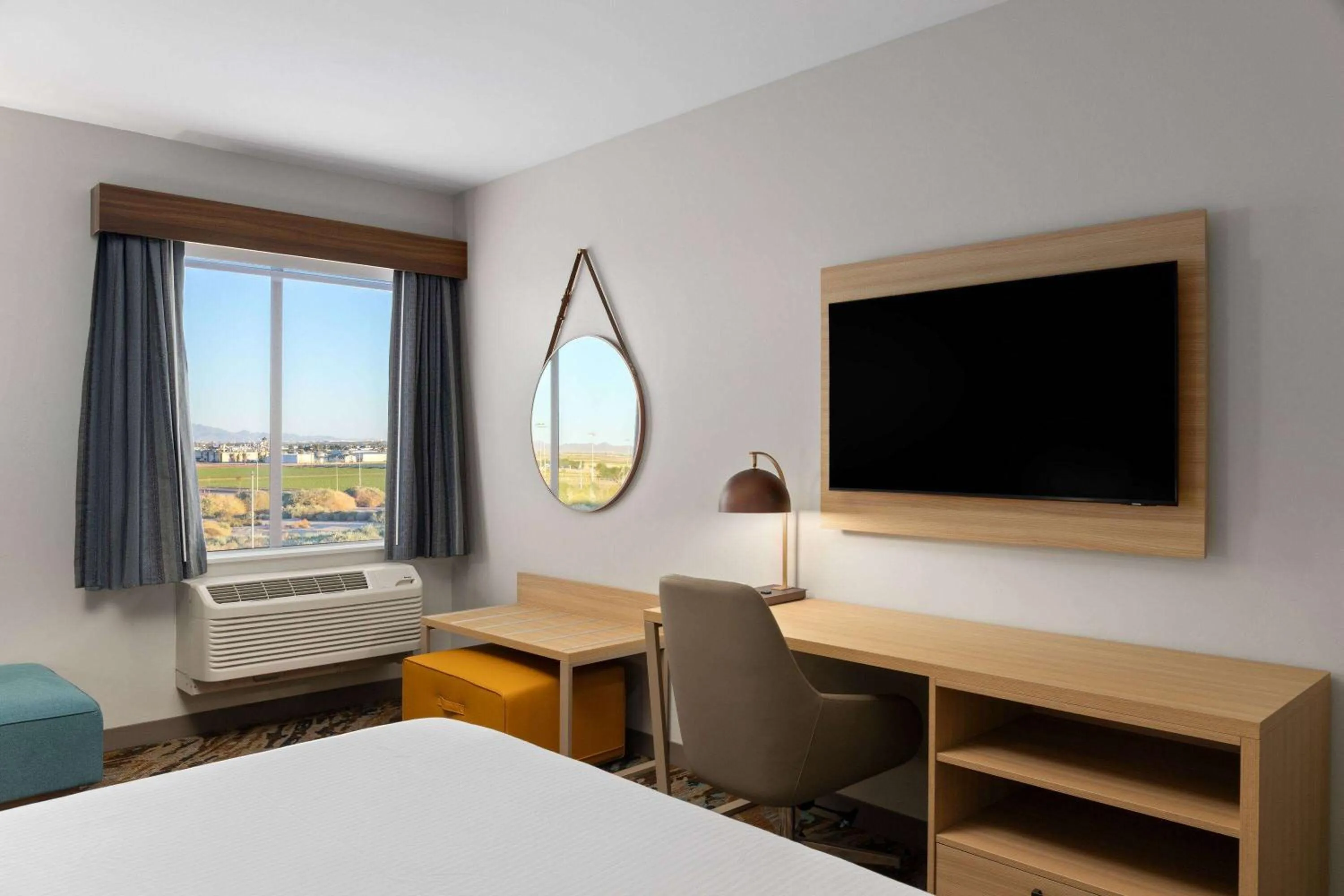 Photo of the whole room, Bed in La Quinta Inn & Suites by Wyndham Yuma