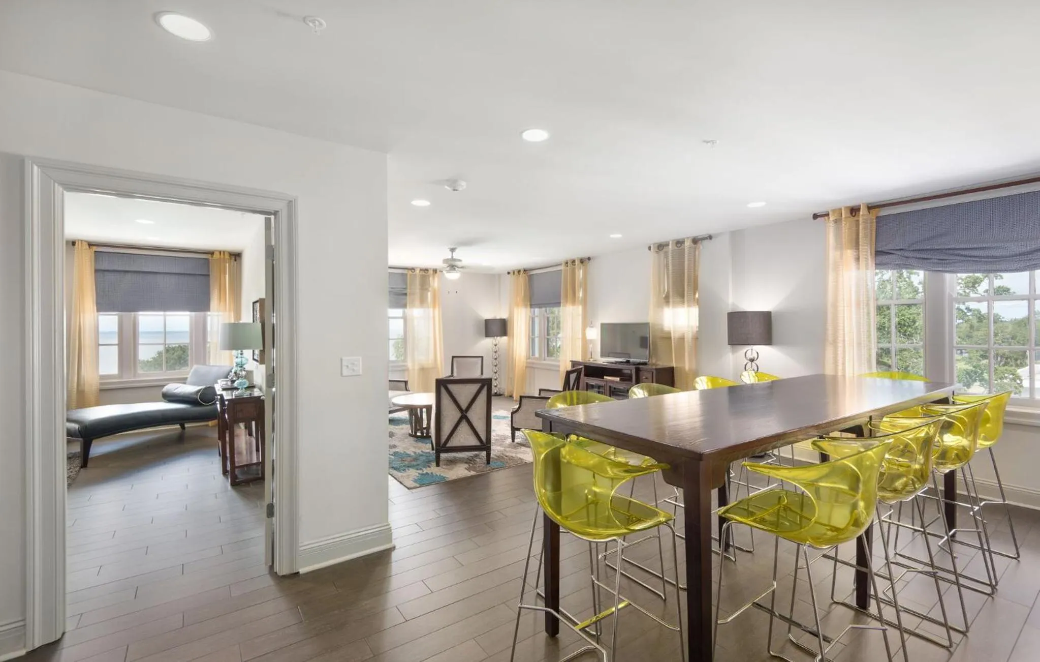 Living room in White House Hotel