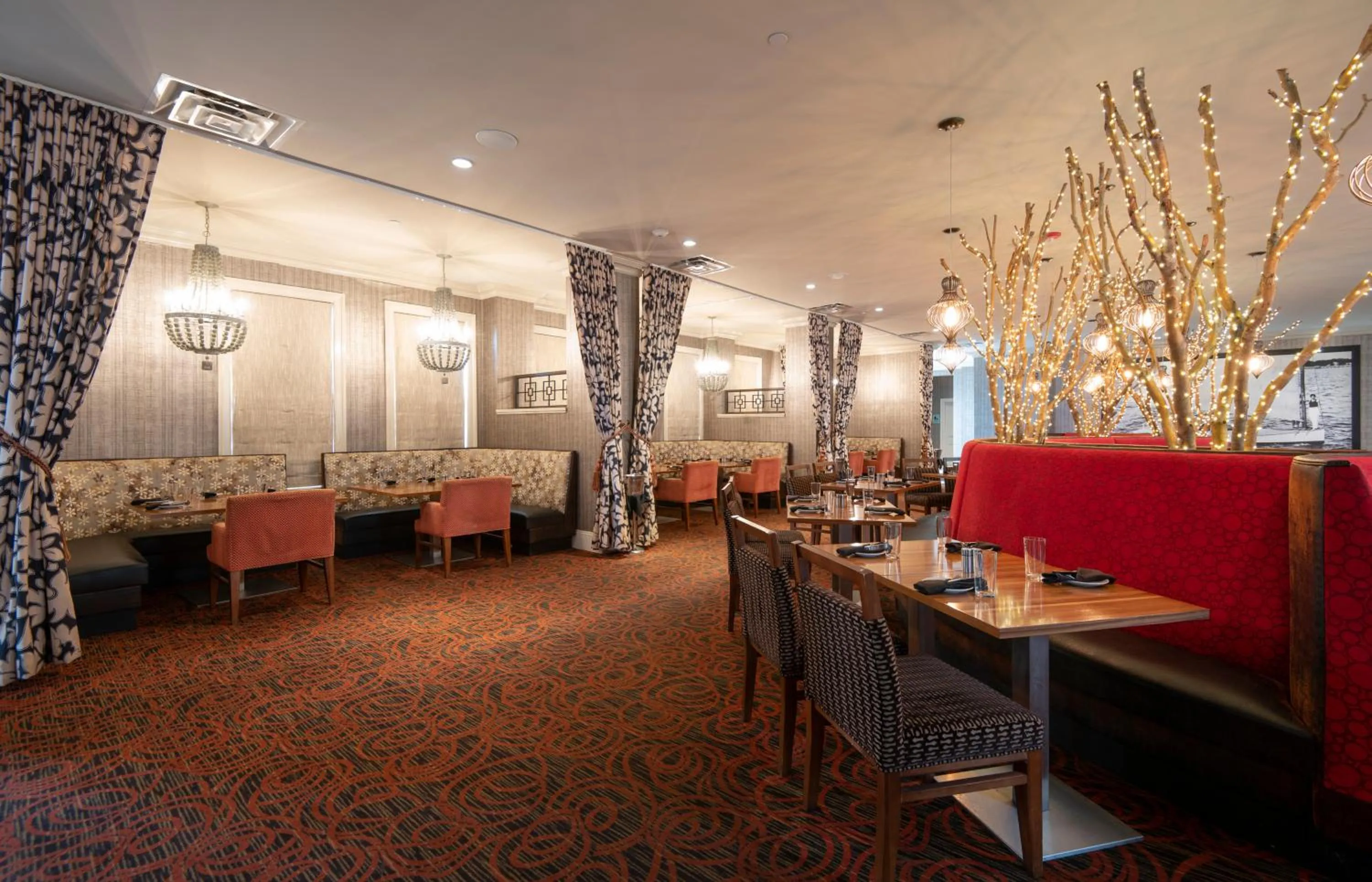 Restaurant/places to eat in White House Hotel