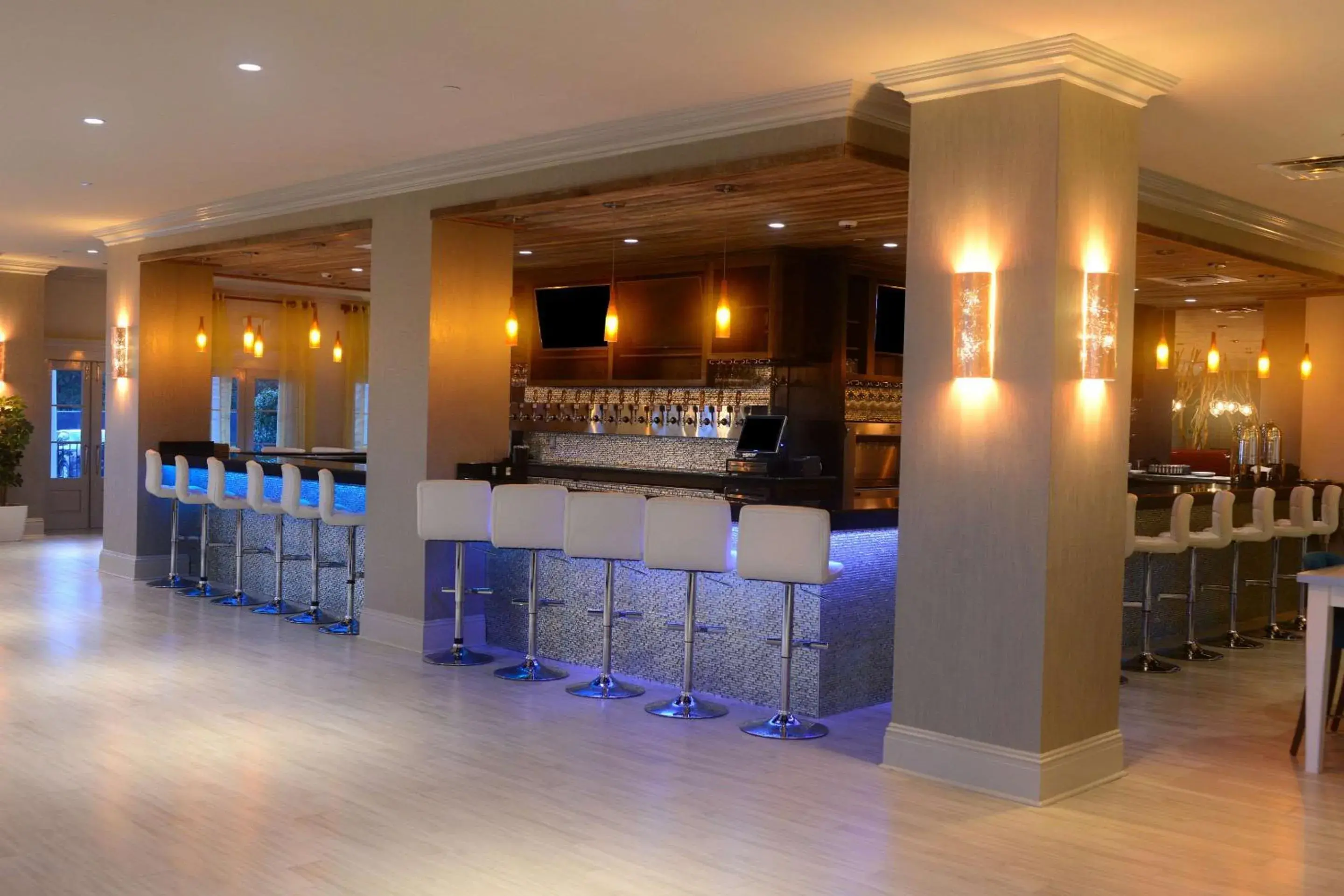 Restaurant/places to eat in White House Hotel Restaurant/places to eat in White House Hotel