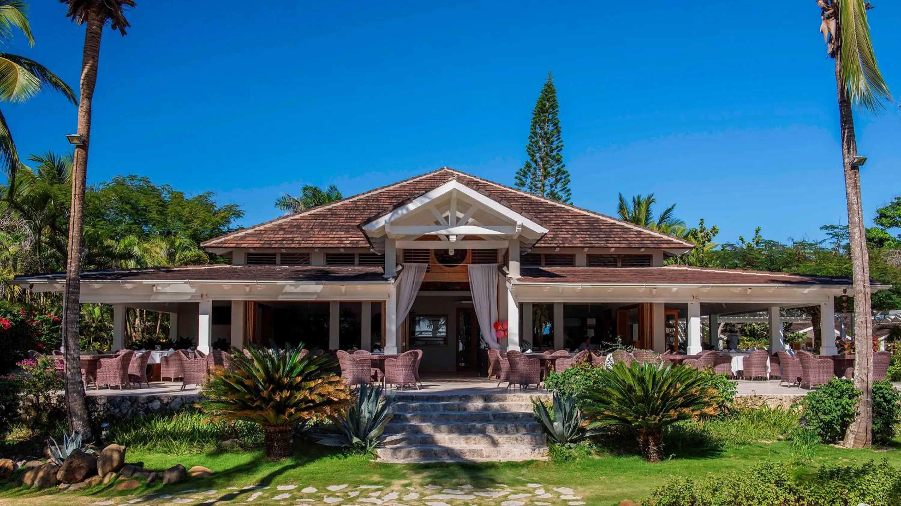 Property building in TRACADERO Beach Club & Holidays Rentals