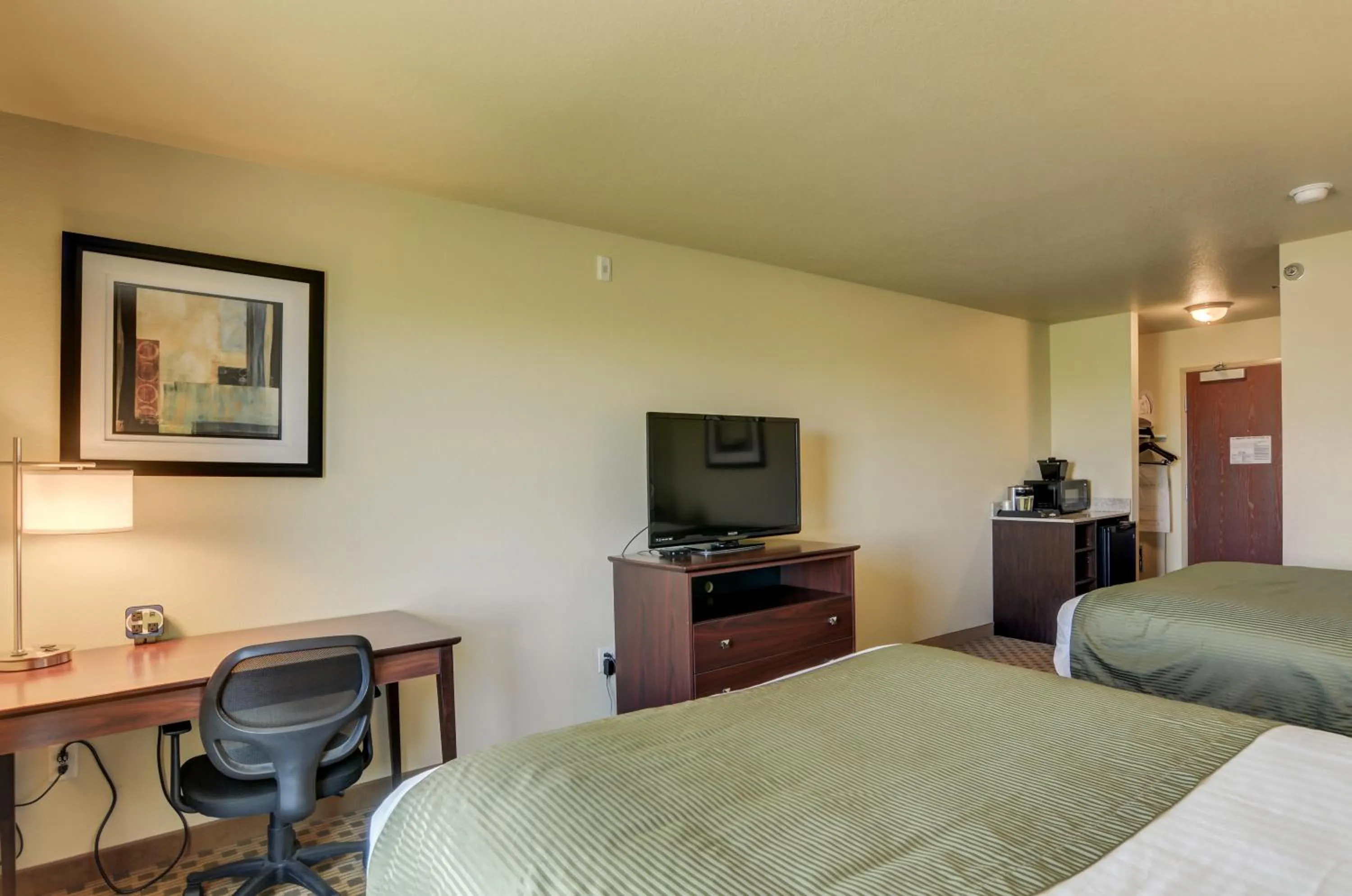 Bed in Cobblestone Inn & Suites-Kersey