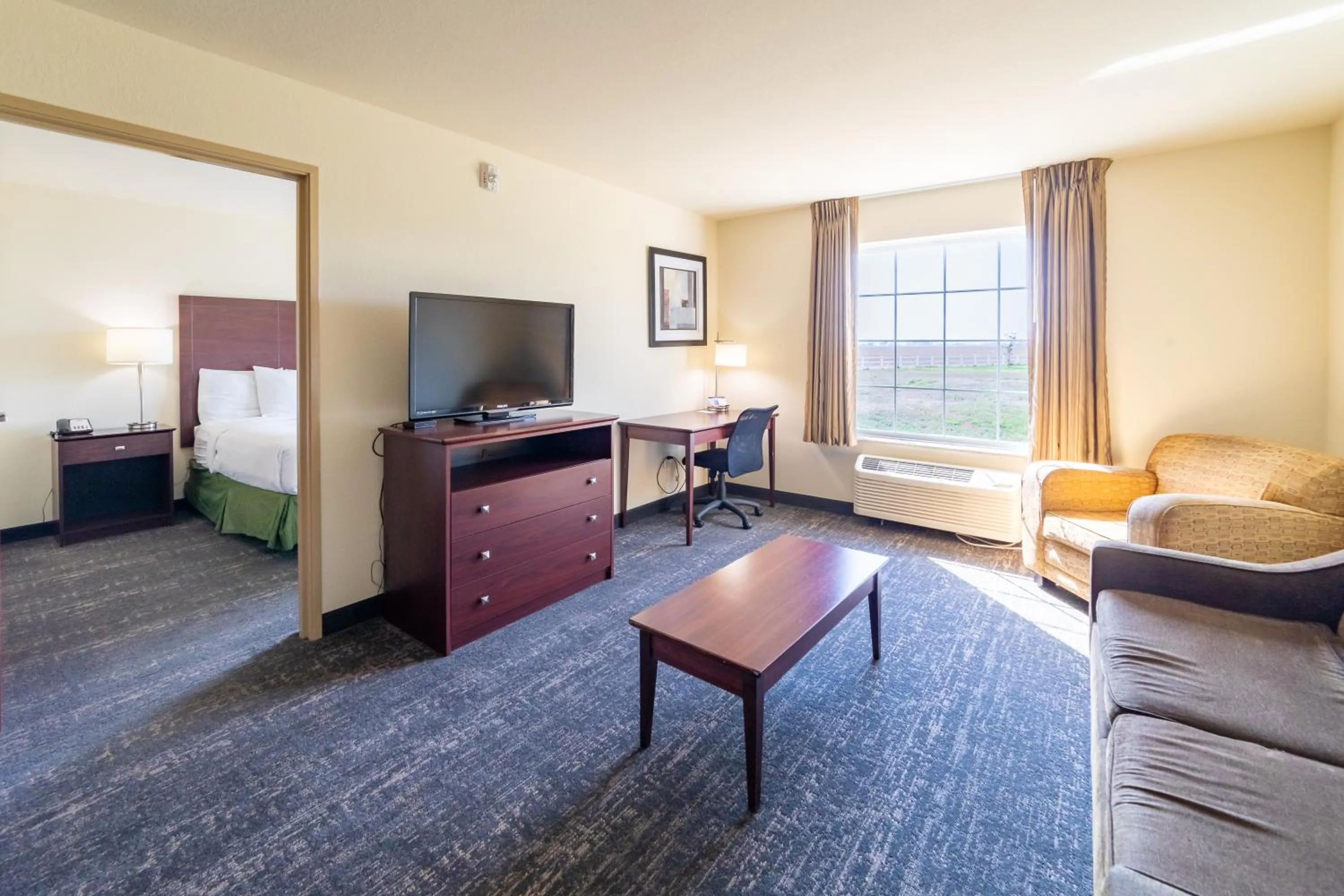 Photo of the whole room, Bed in Cobblestone Inn and Suites - Eaton