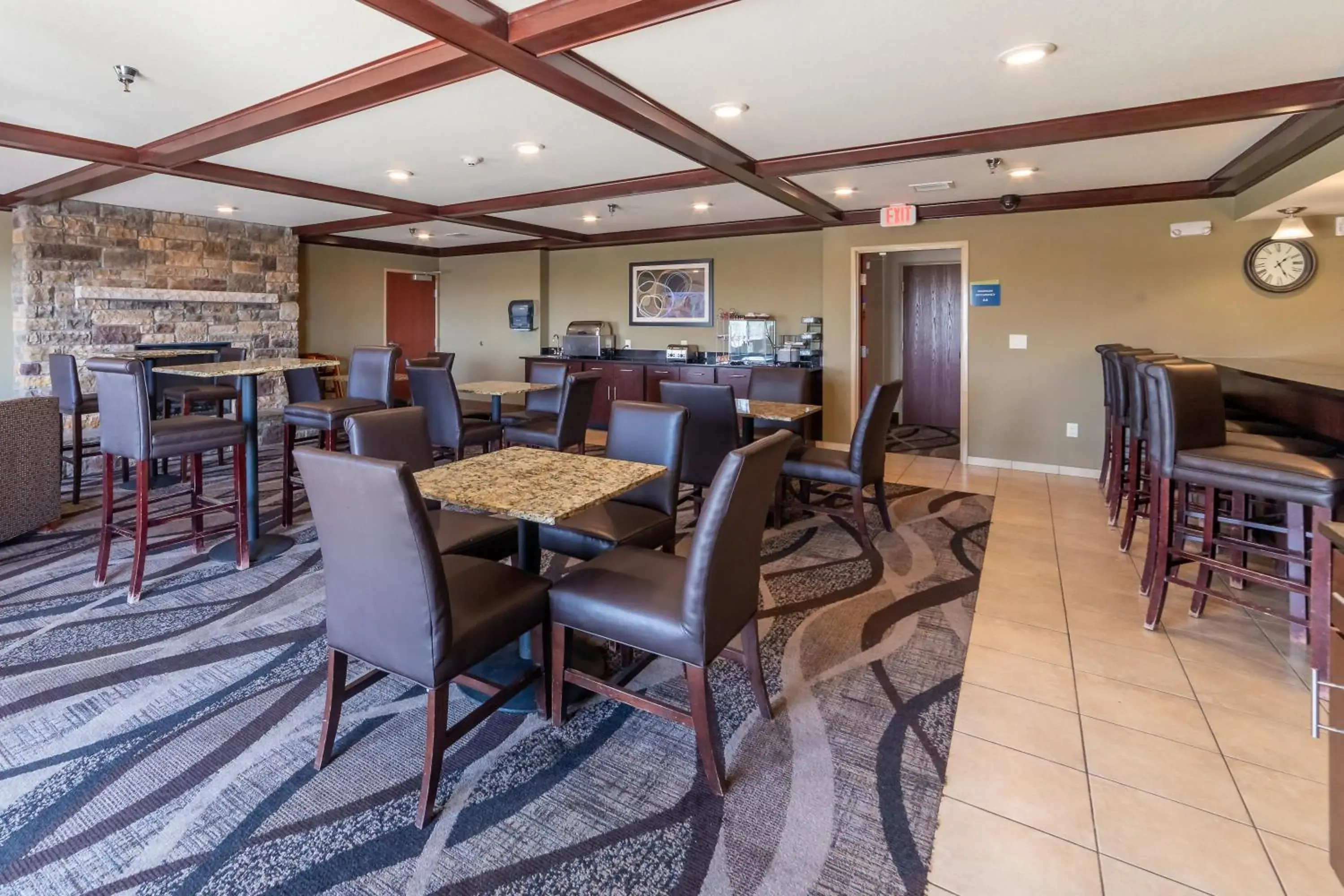 Lounge or bar in Cobblestone Inn and Suites - Eaton Lounge or bar in Cobblestone Inn and Suites - Eaton