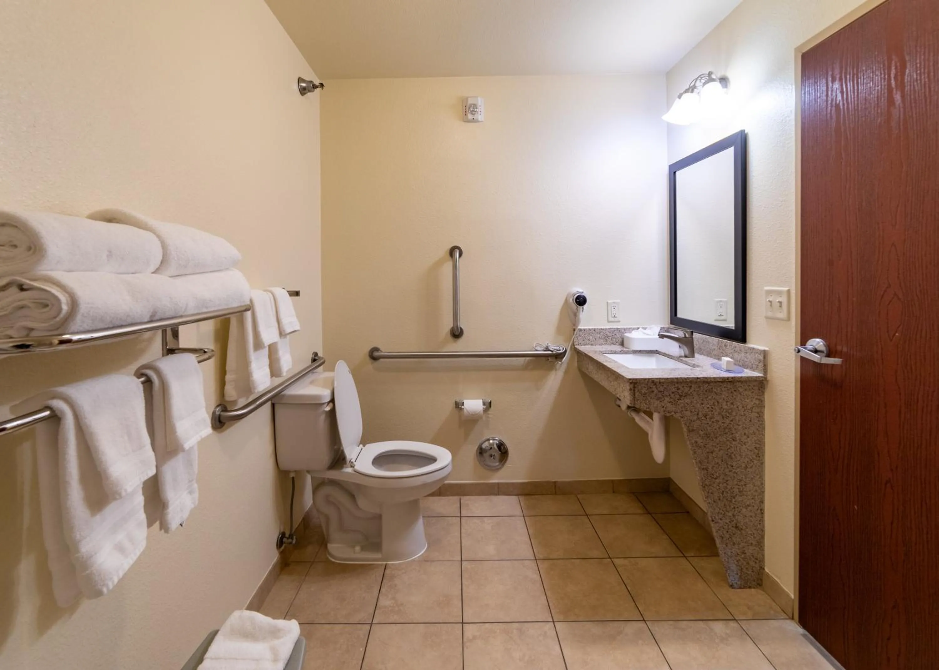Bathroom in Cobblestone Inn and Suites - Eaton
