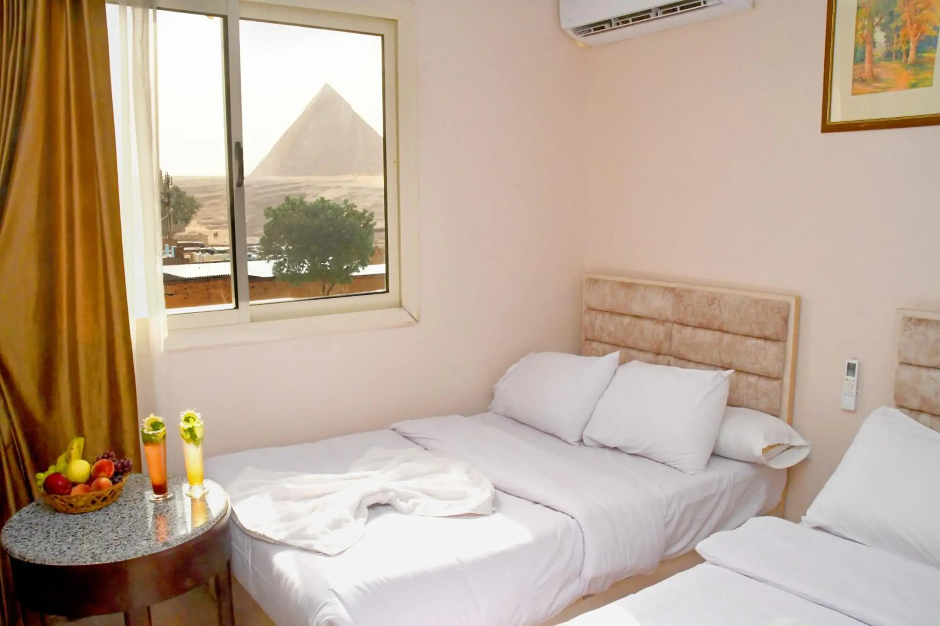 Deluxe Twin Room with Pyramids View in Nun Pyramids INN Deluxe Twin Room with Pyramids View in Nun Pyramids INN