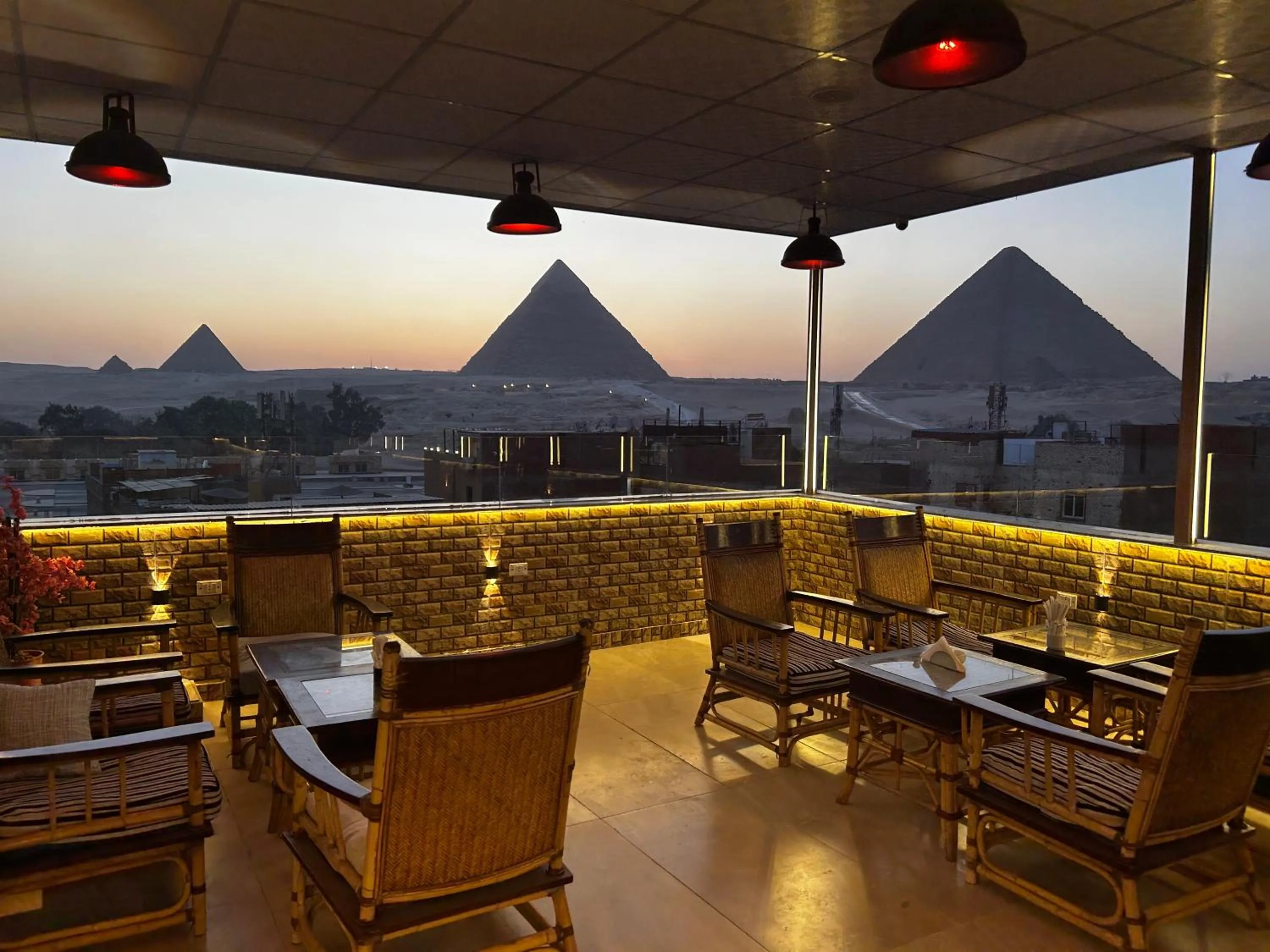 Restaurant/places to eat in Nun Pyramids INN