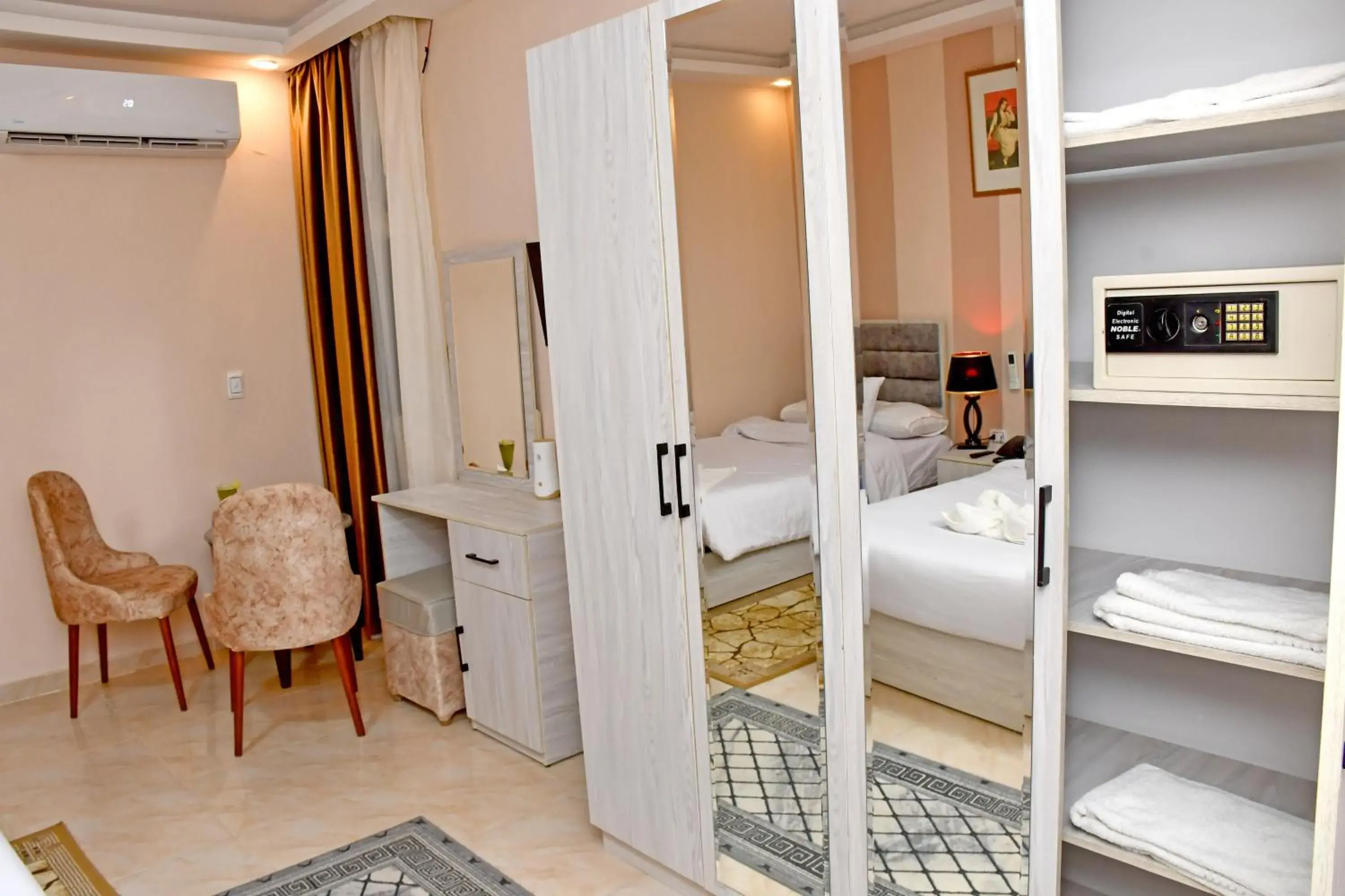 Standard Twin Room in Nun Pyramids INN Standard Twin Room in Nun Pyramids INN