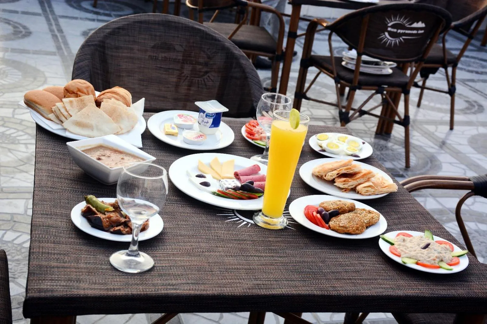 Restaurant/places to eat in Nun Pyramids INN