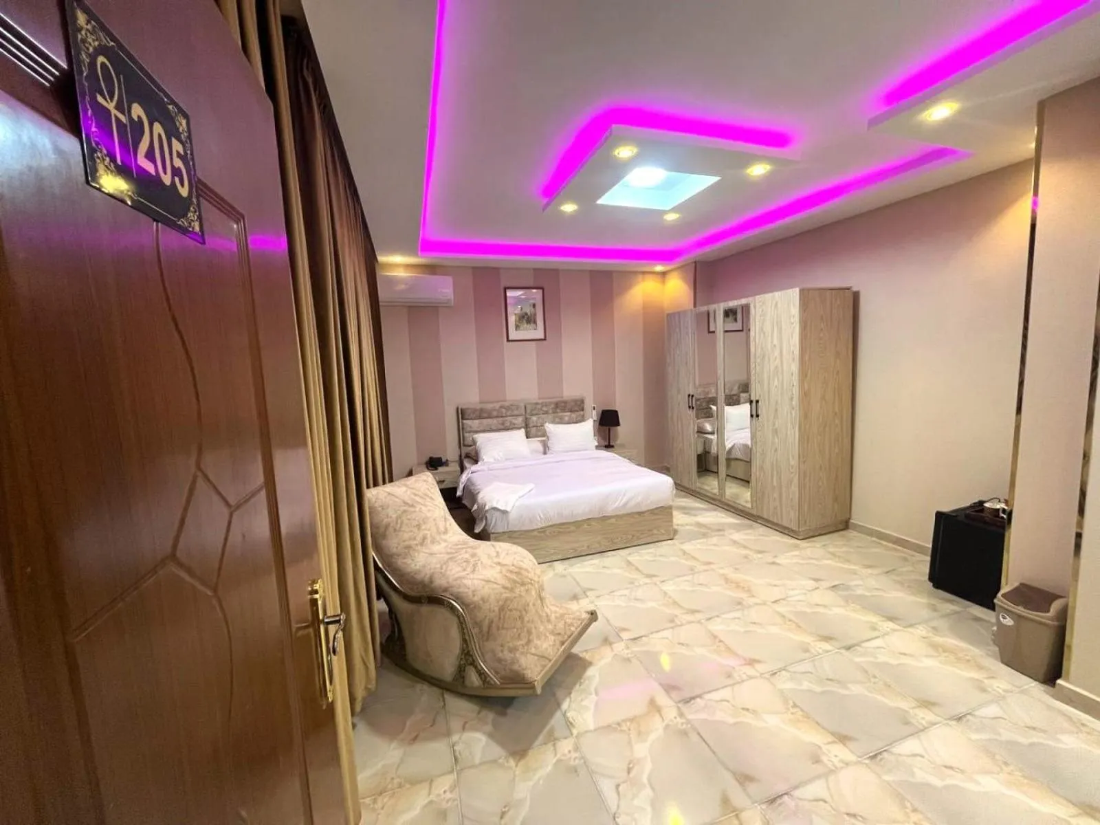 Photo of the whole room, Bed in Nun Pyramids INN