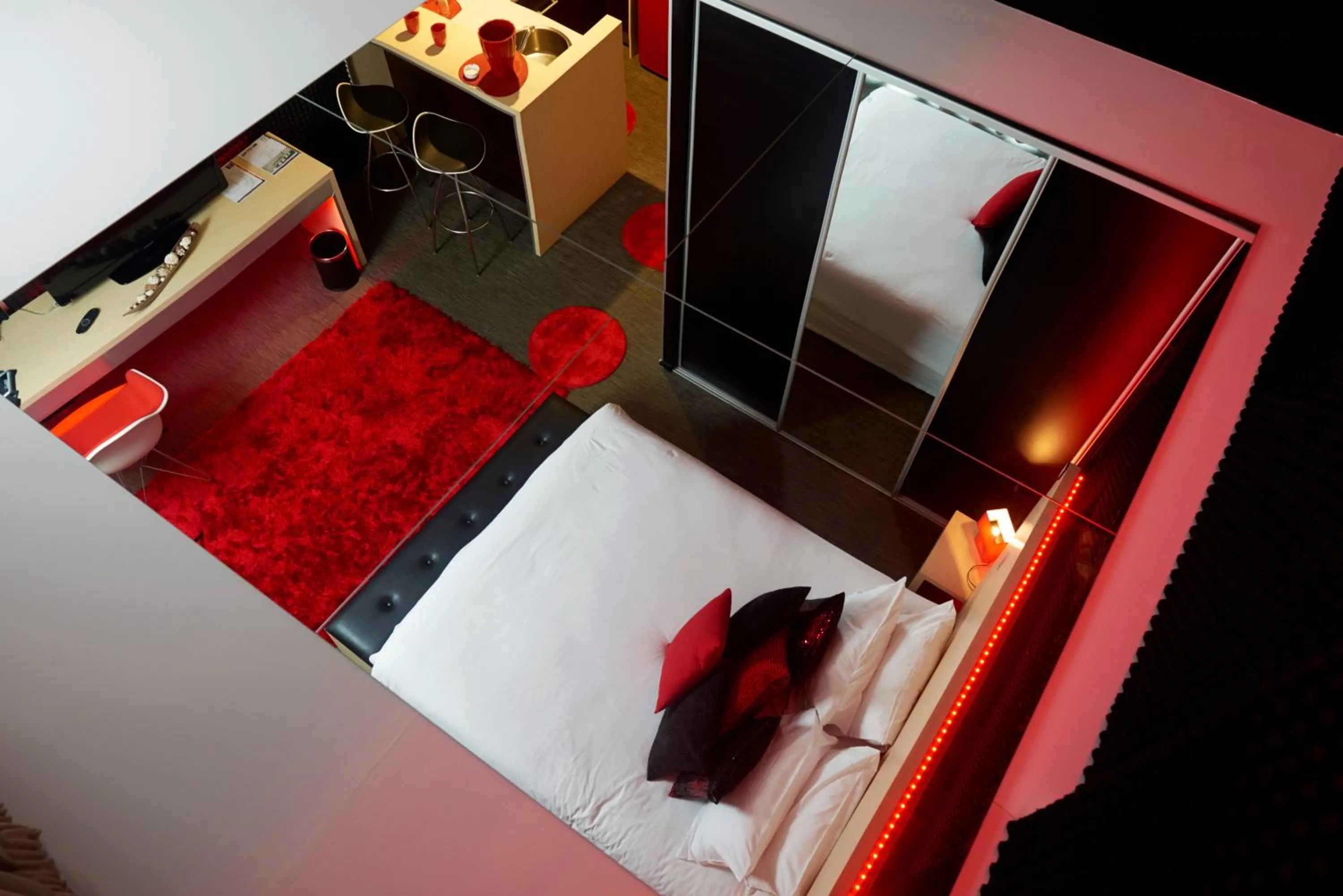 Photo of the whole room, Bed in Hôtel du Centre