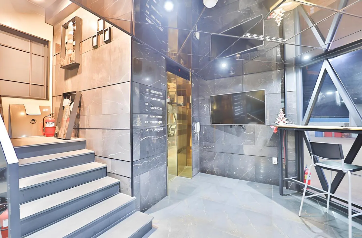 elevator in 2 Heaven Hotel Seomyeon