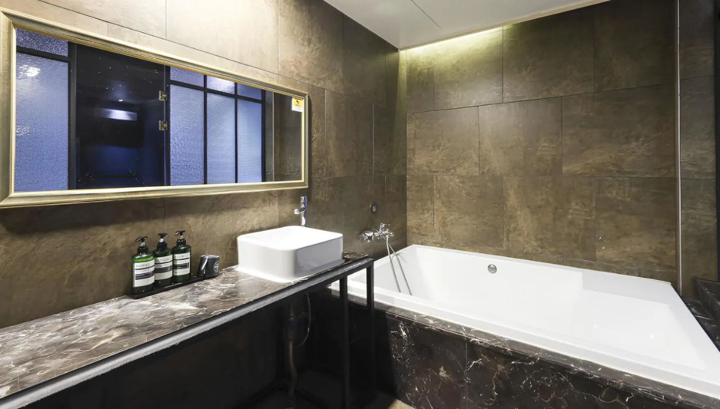 Bathroom in 2 Heaven Hotel Seomyeon