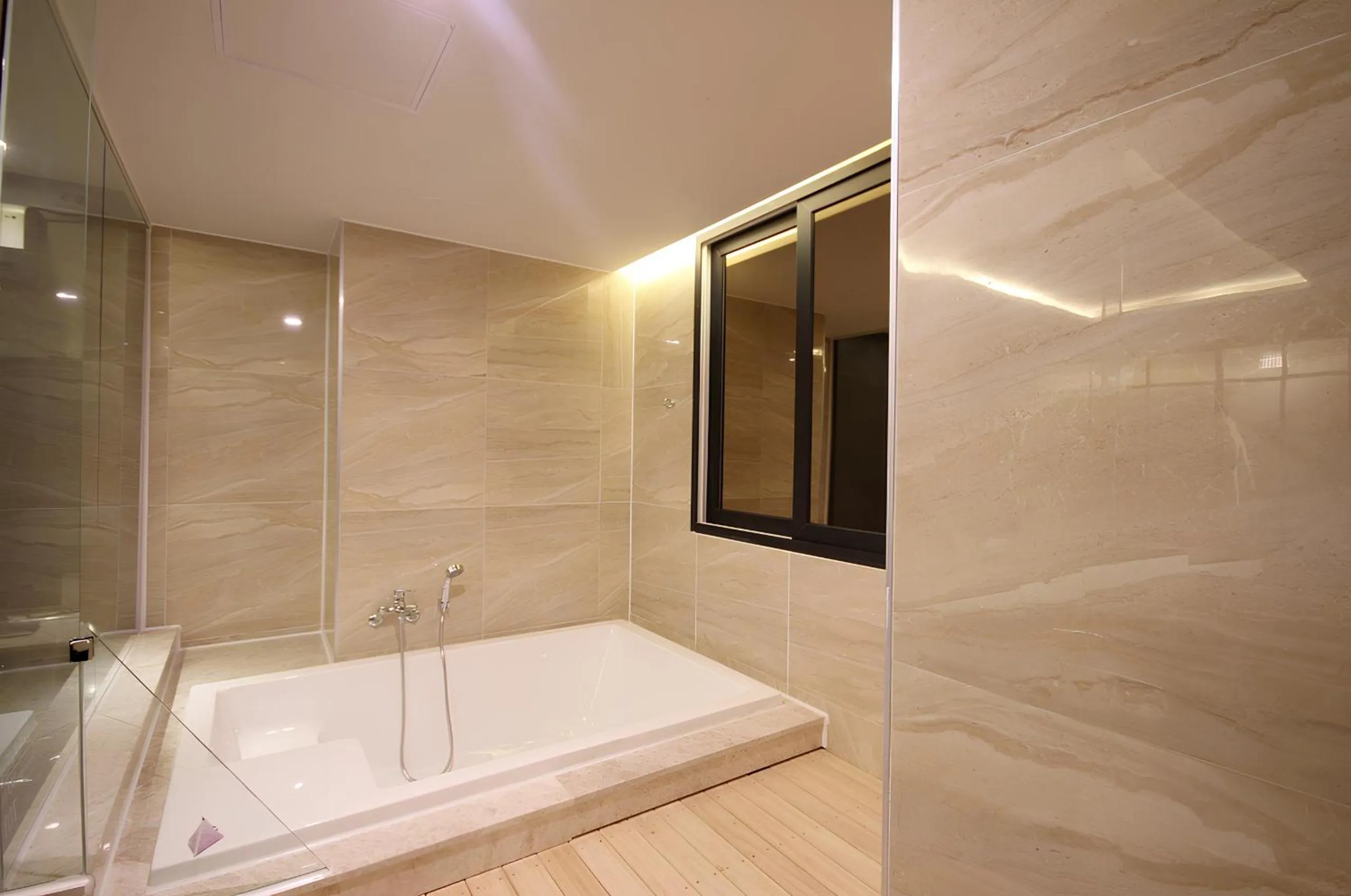 Shower in 2 Heaven Hotel Seomyeon