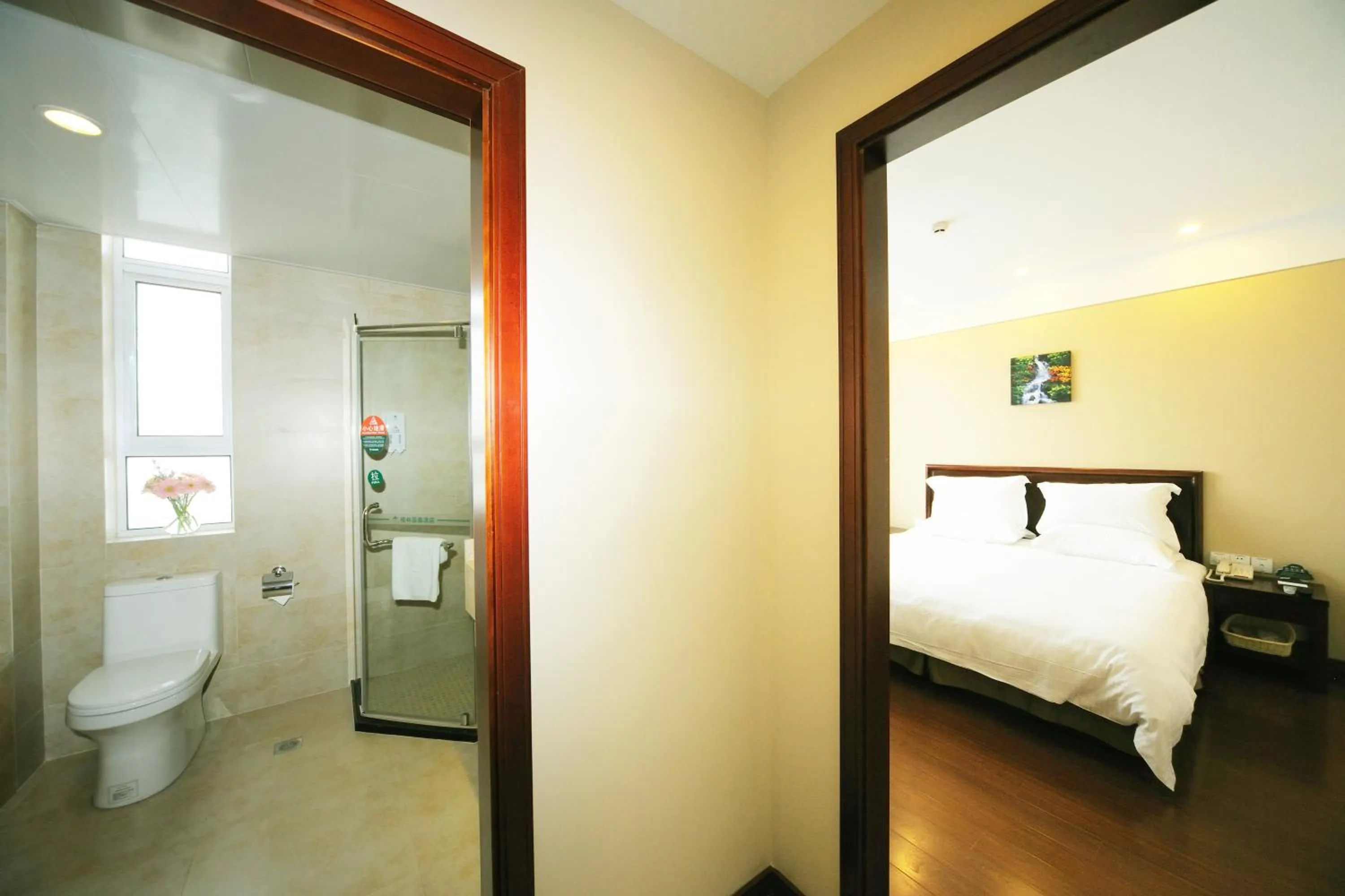 Photo of the whole room in Greentree Inn Shanghai West Huaxia Road Metro Station Express Hotel